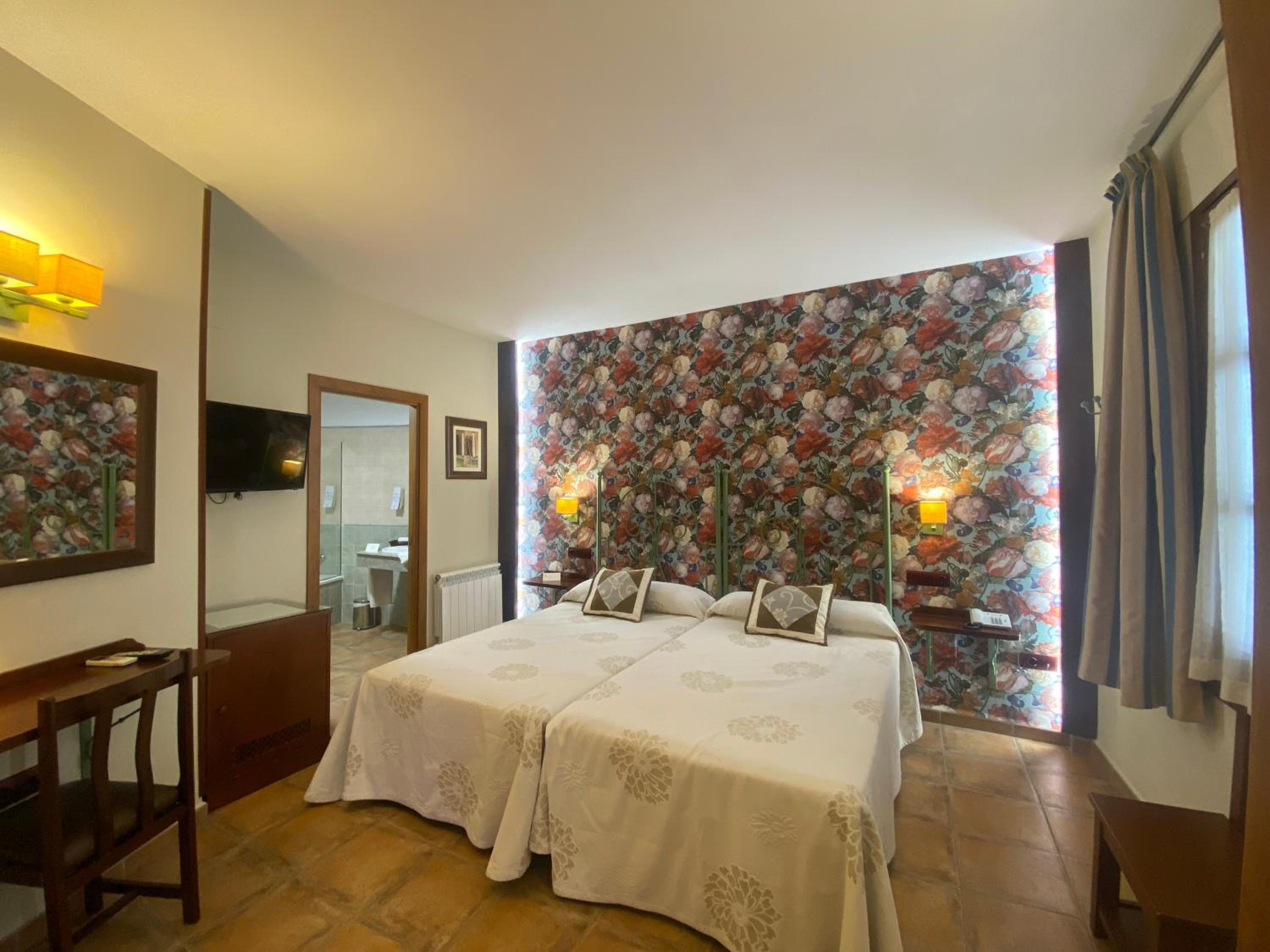 Twin Room - Photo 11