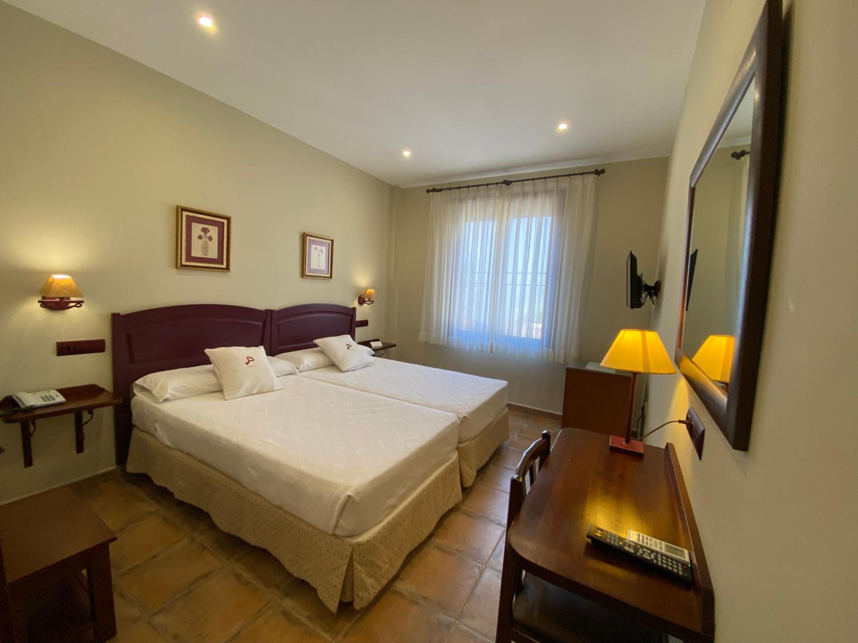 Twin Room - Photo 12