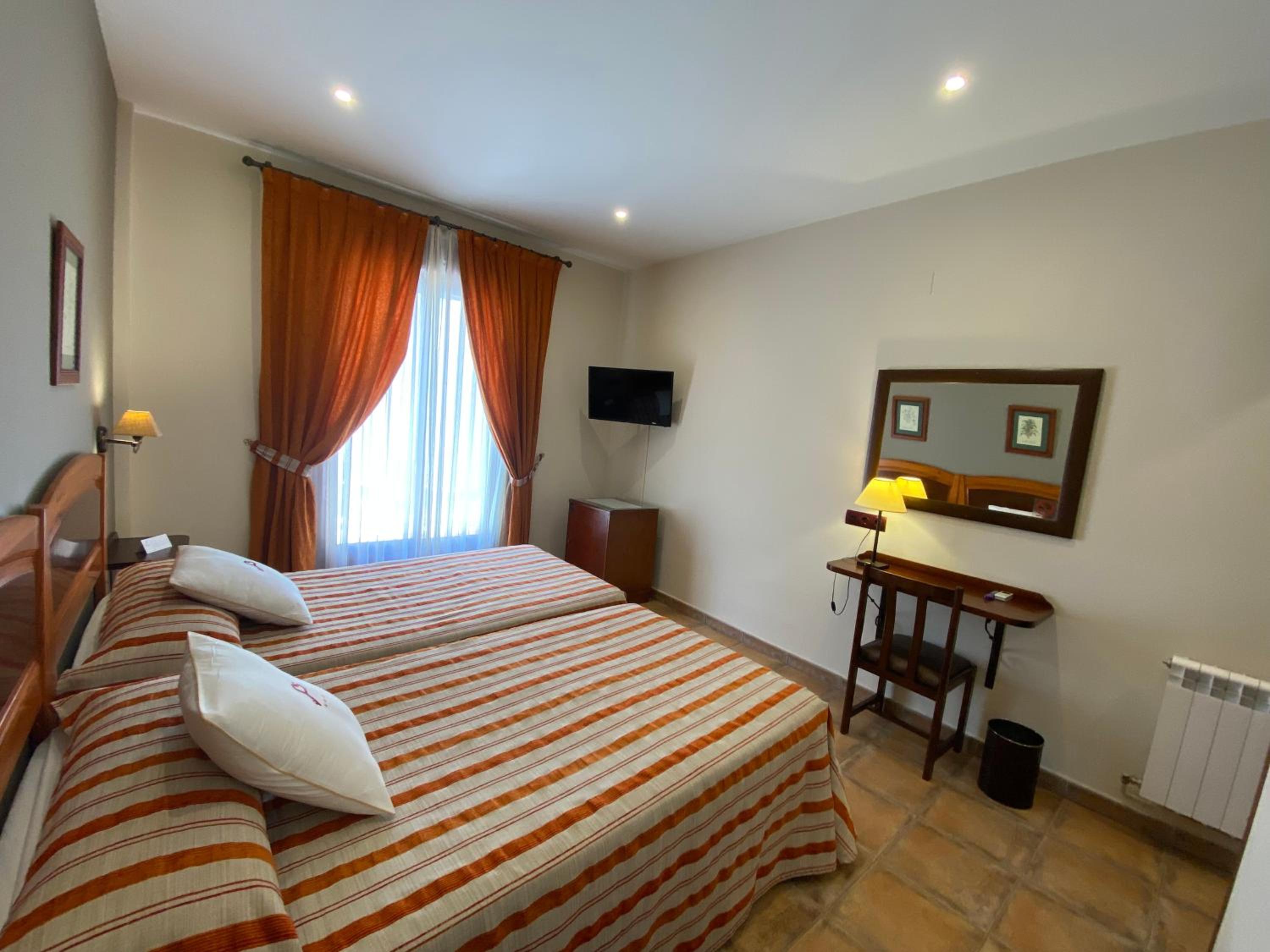 Twin Room - Photo 13
