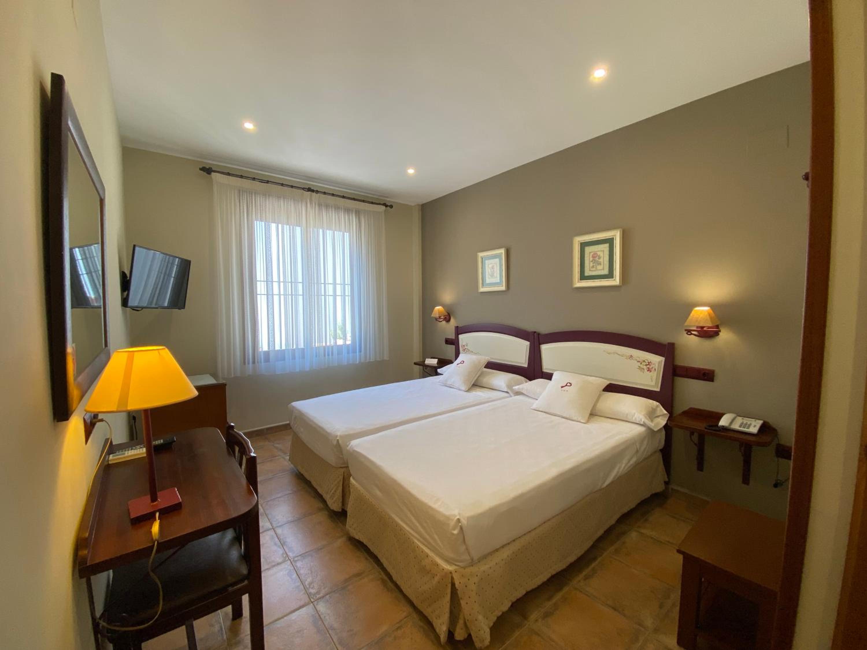 Twin Room - Photo 14