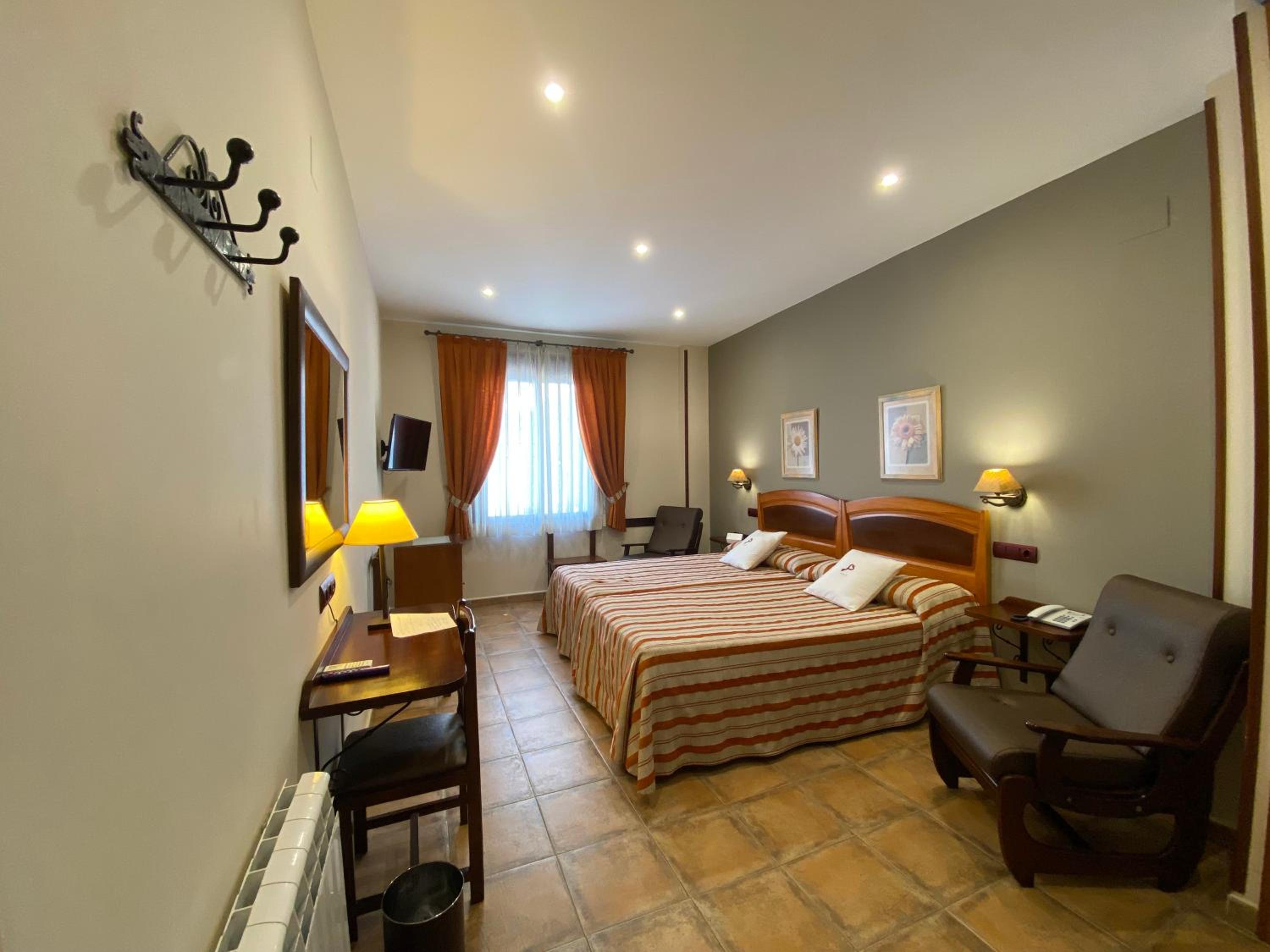 Twin Room - Photo 15