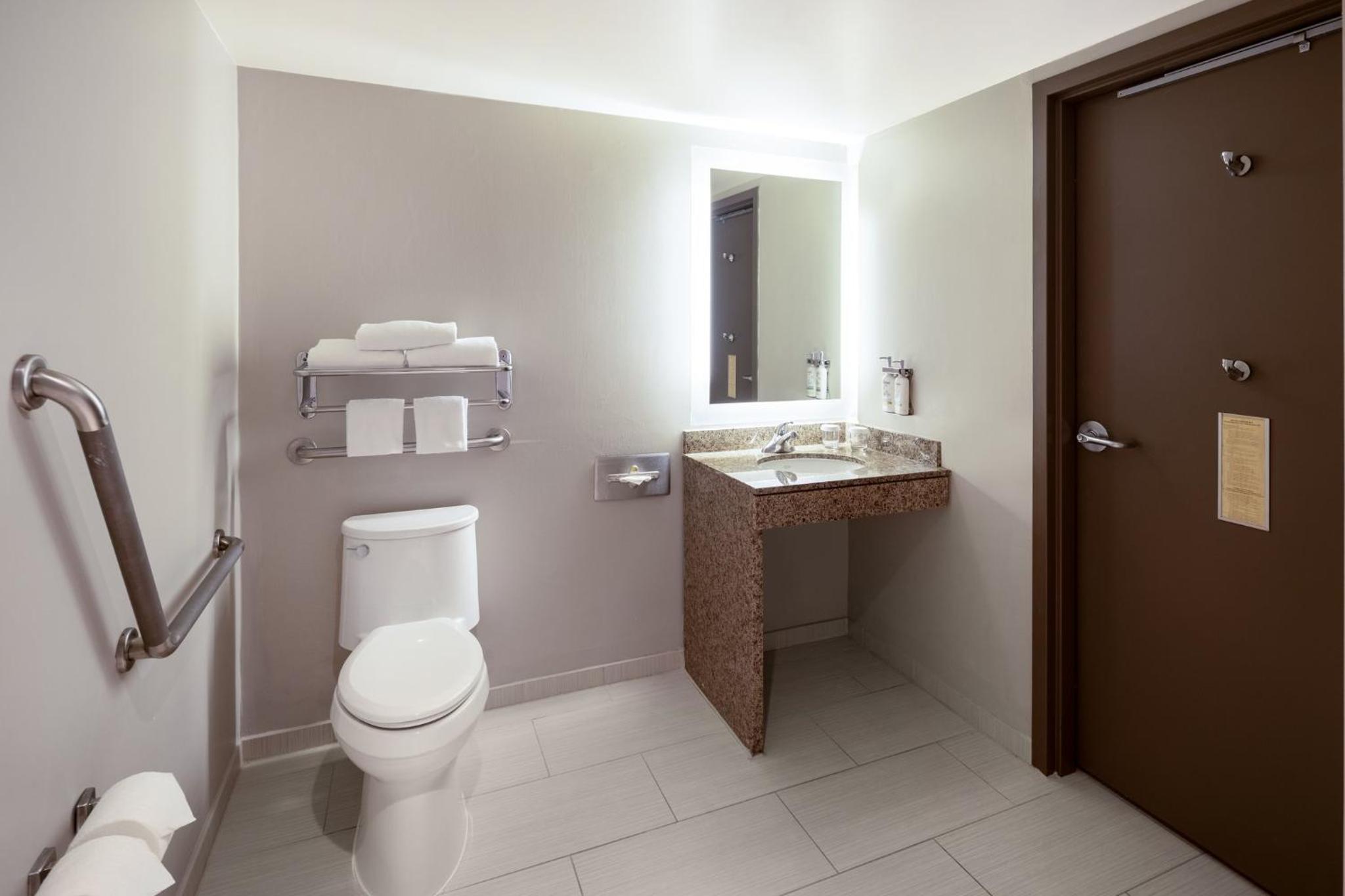 Double Room - Disability Access - Accessible Tub - Photo 1