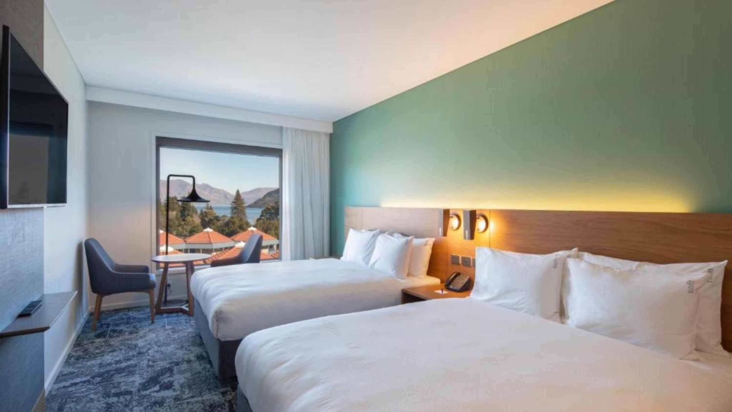 Standard Queen Room with Two Queen Beds and Mountain View - Free Breakfast - Photo 6