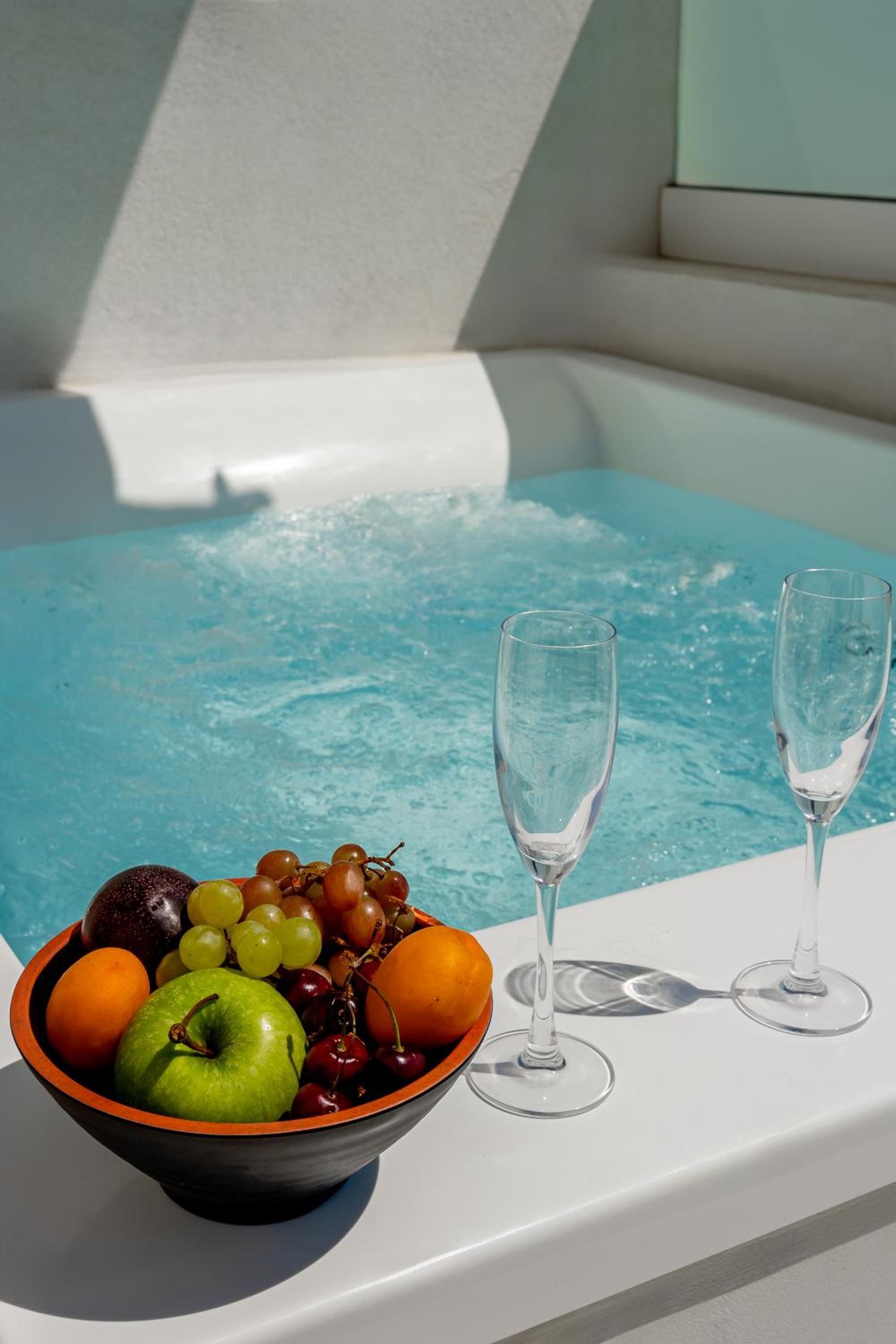 Deluxe Suite with Outdoor Jetted Tub - Photo 8