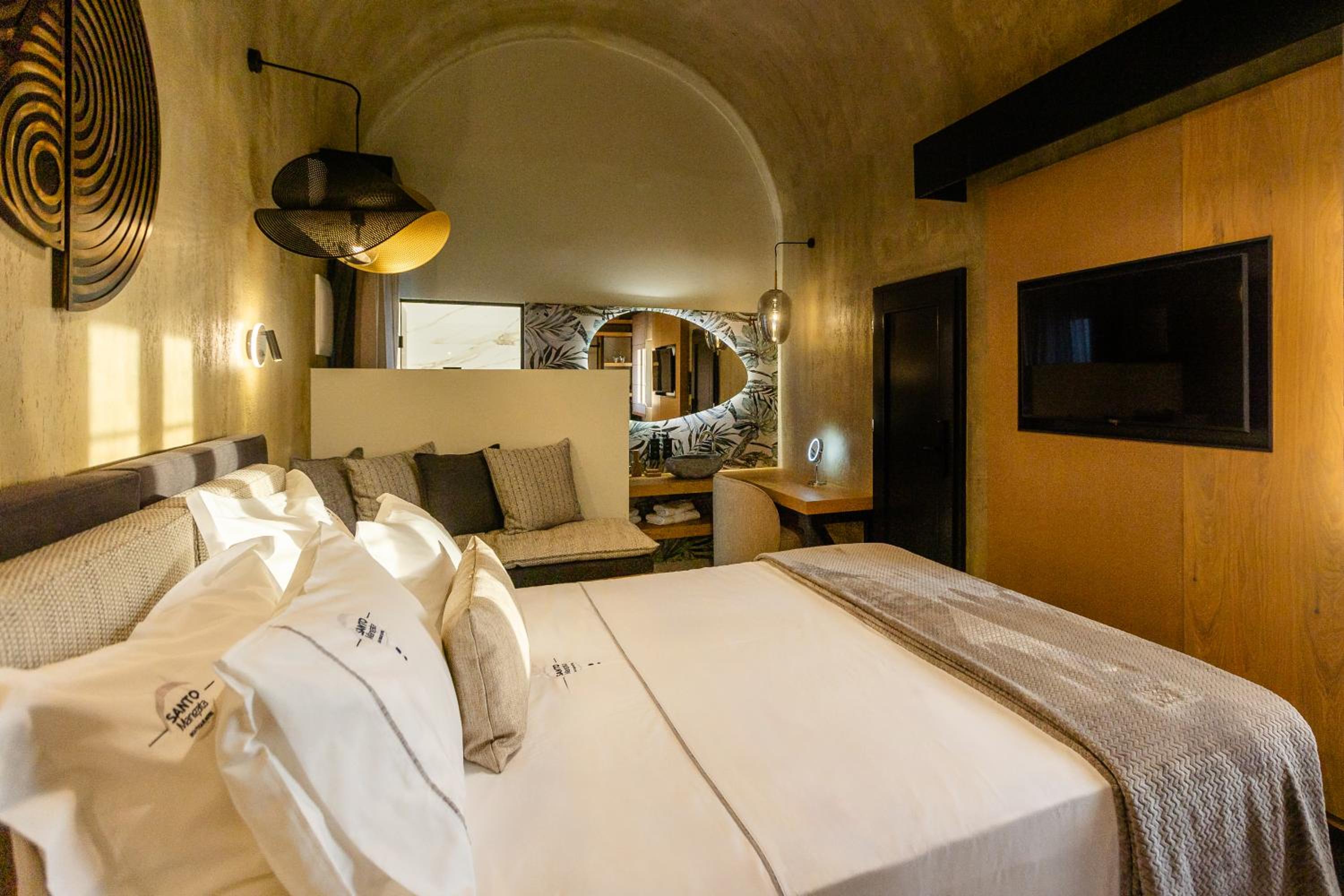 Deluxe Suite with Outdoor Jetted Tub - Photo 4