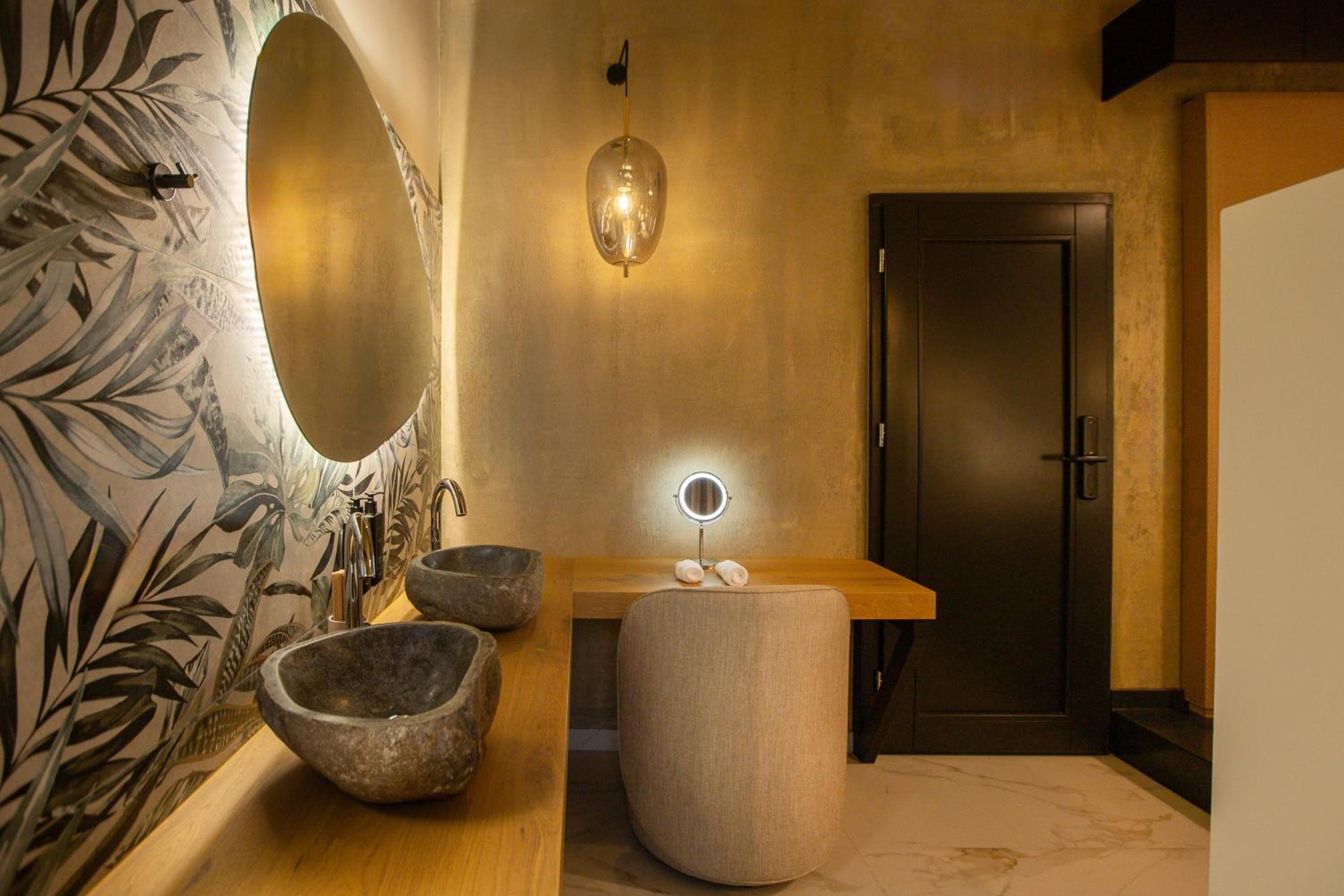 Deluxe Suite with Outdoor Jetted Tub - Photo 2