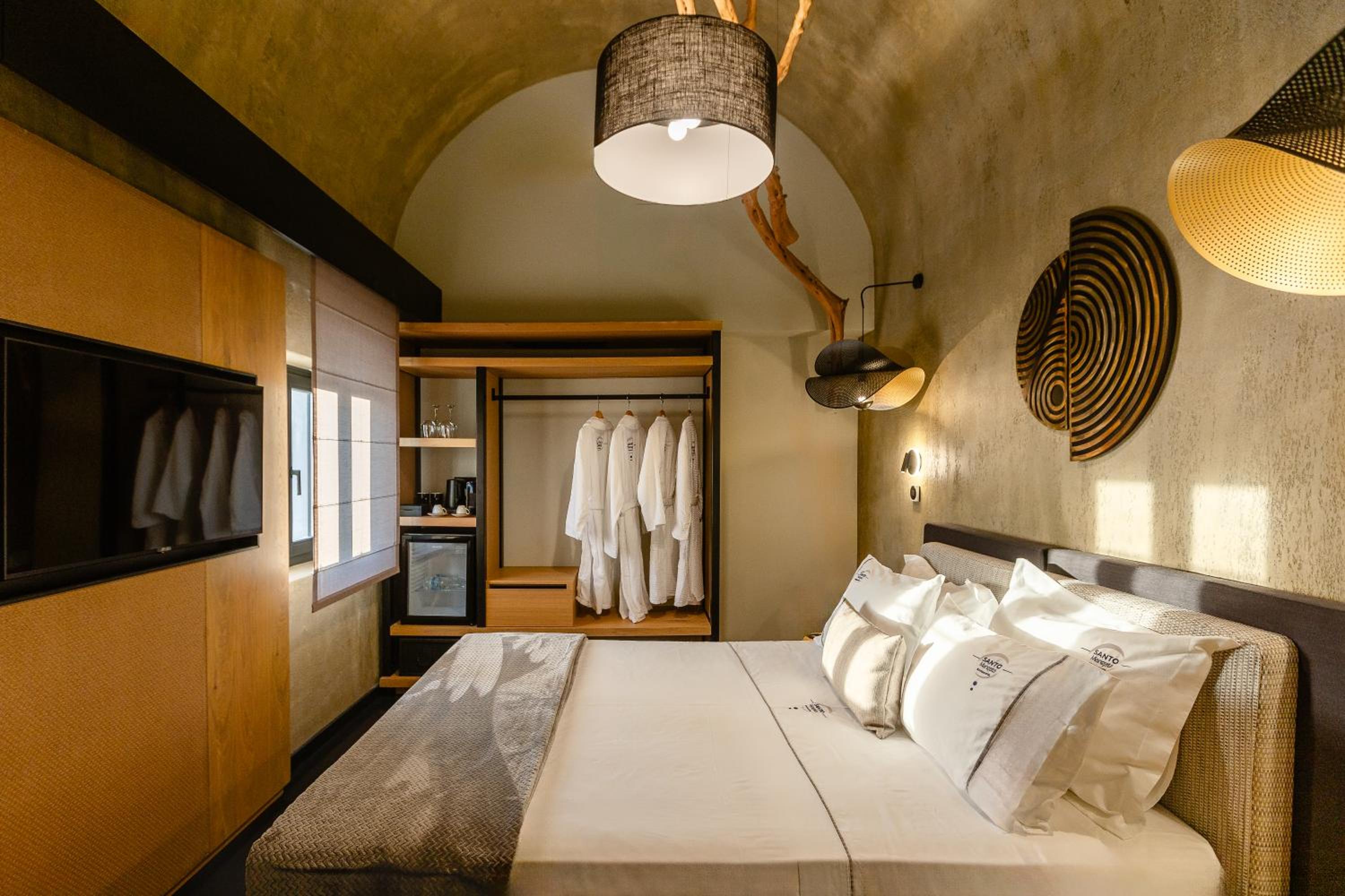 Deluxe Suite with Outdoor Jetted Tub - Photo 11