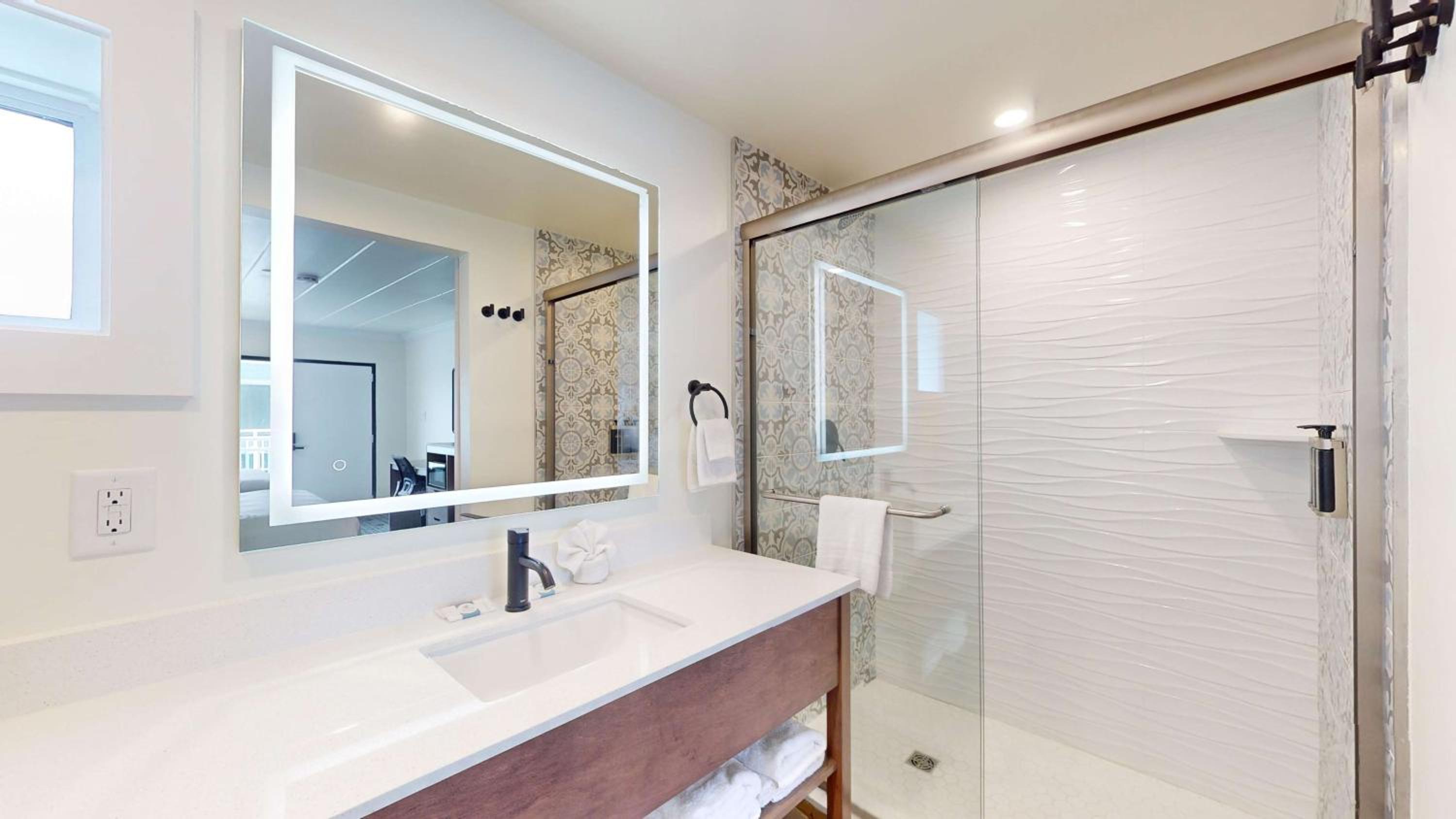 Queen Room with Two Queen Beds and Bath Tub - Disability Access/Non-Smoking