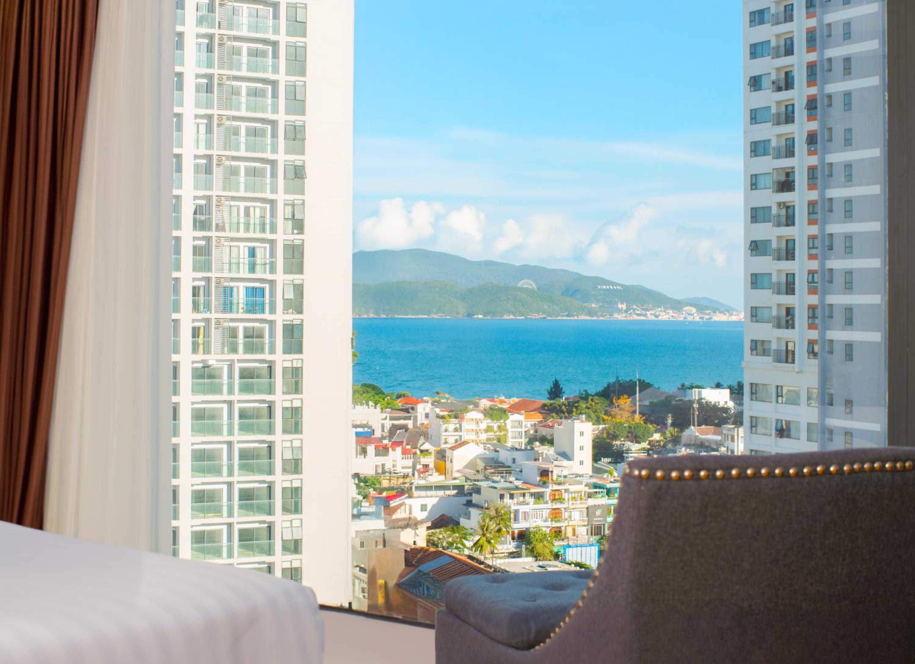 Deluxe Room with Sea View - Photo 2