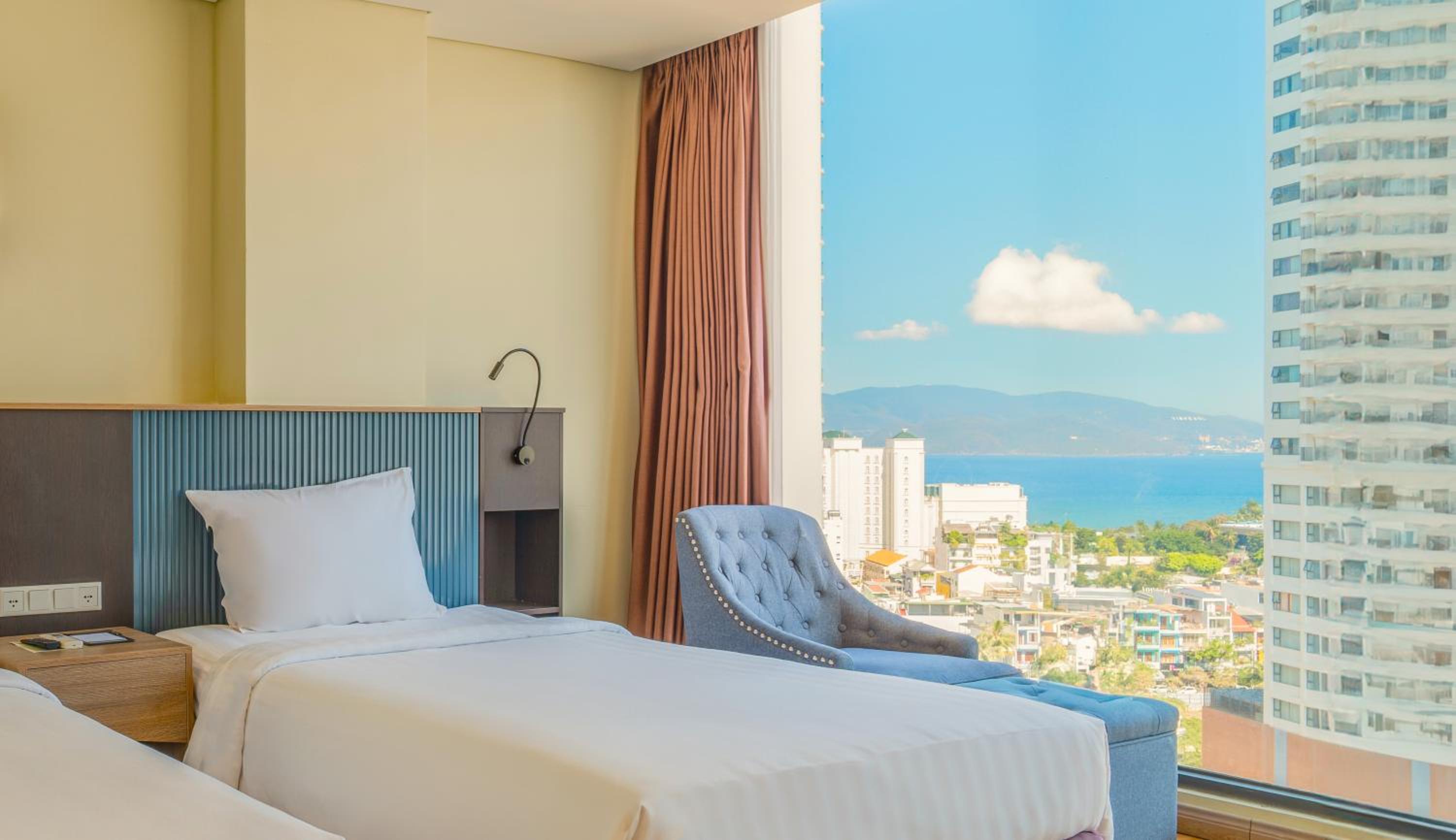 Deluxe Room with Sea View - Photo 5