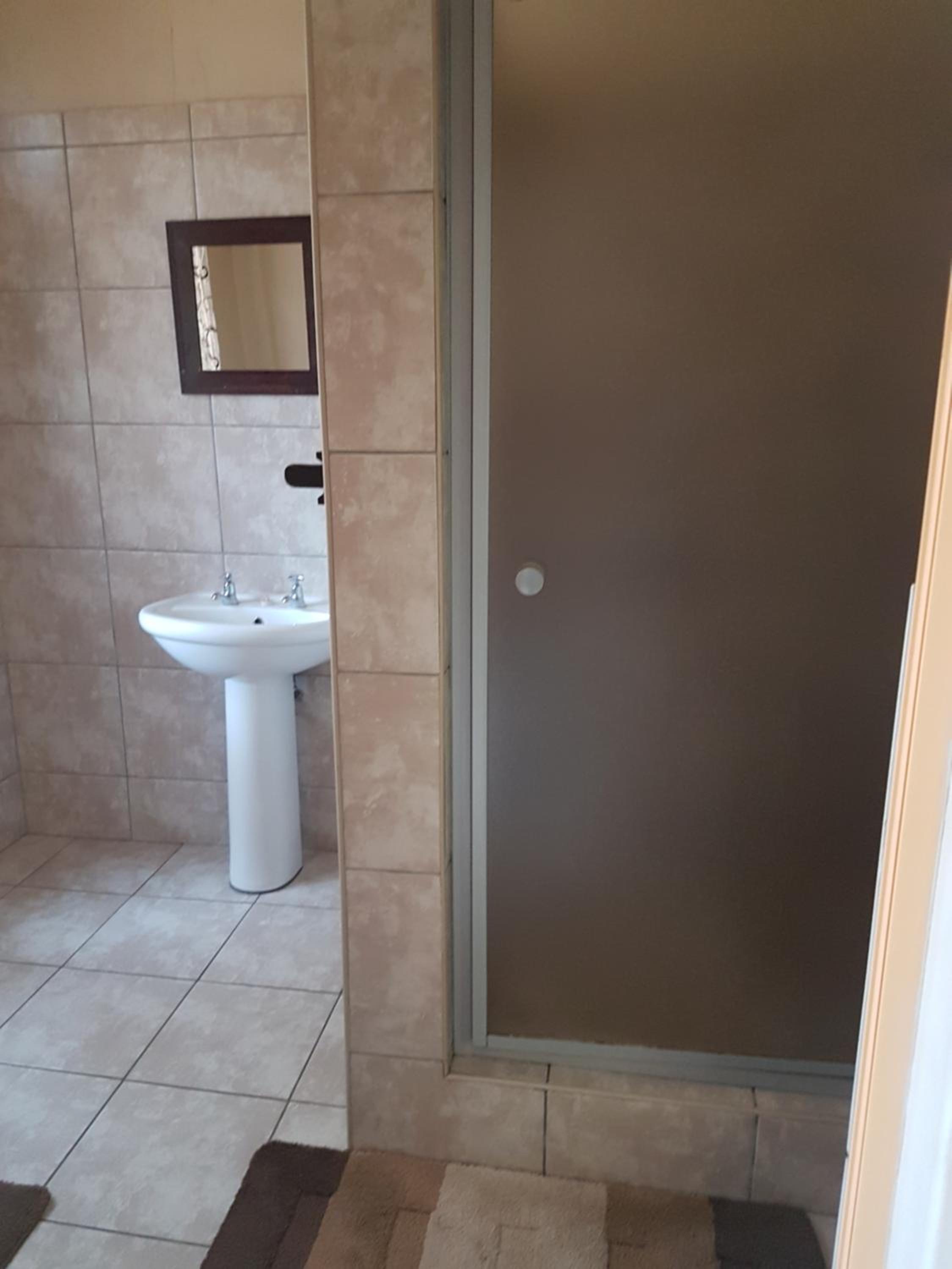 Deluxe Double Room with Shower photo 3