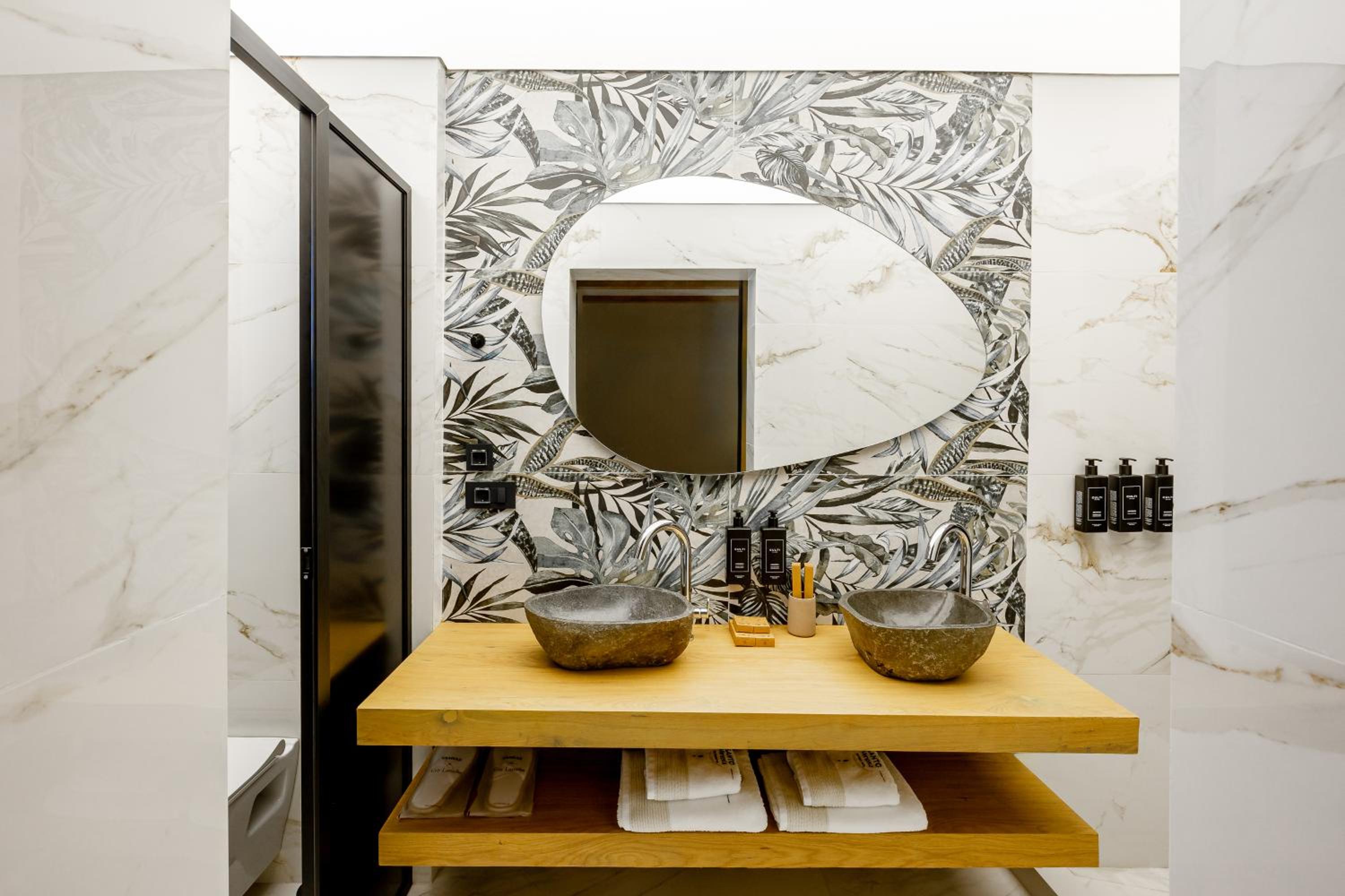 Honeymoon Suite with Outdoor Jetted Tub - Photo 4