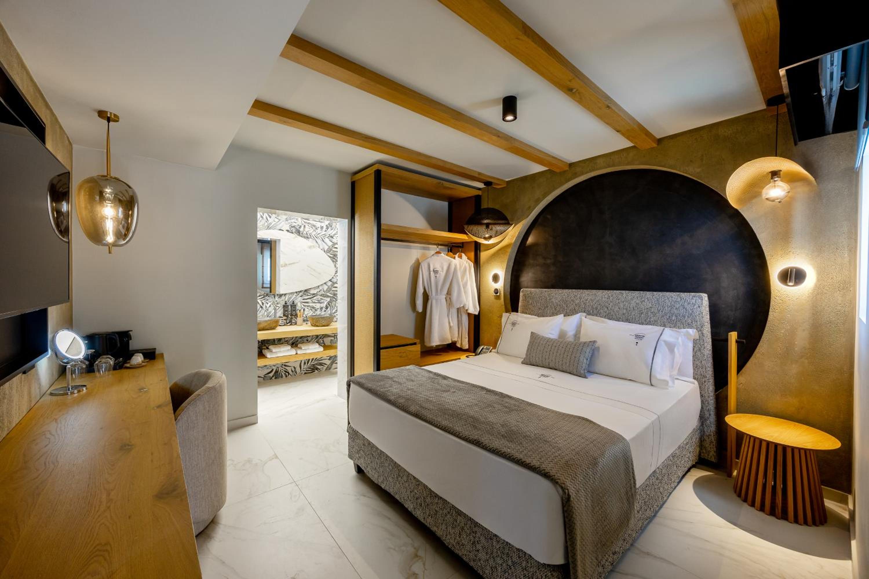 Honeymoon Suite with Outdoor Jetted Tub - Photo 9