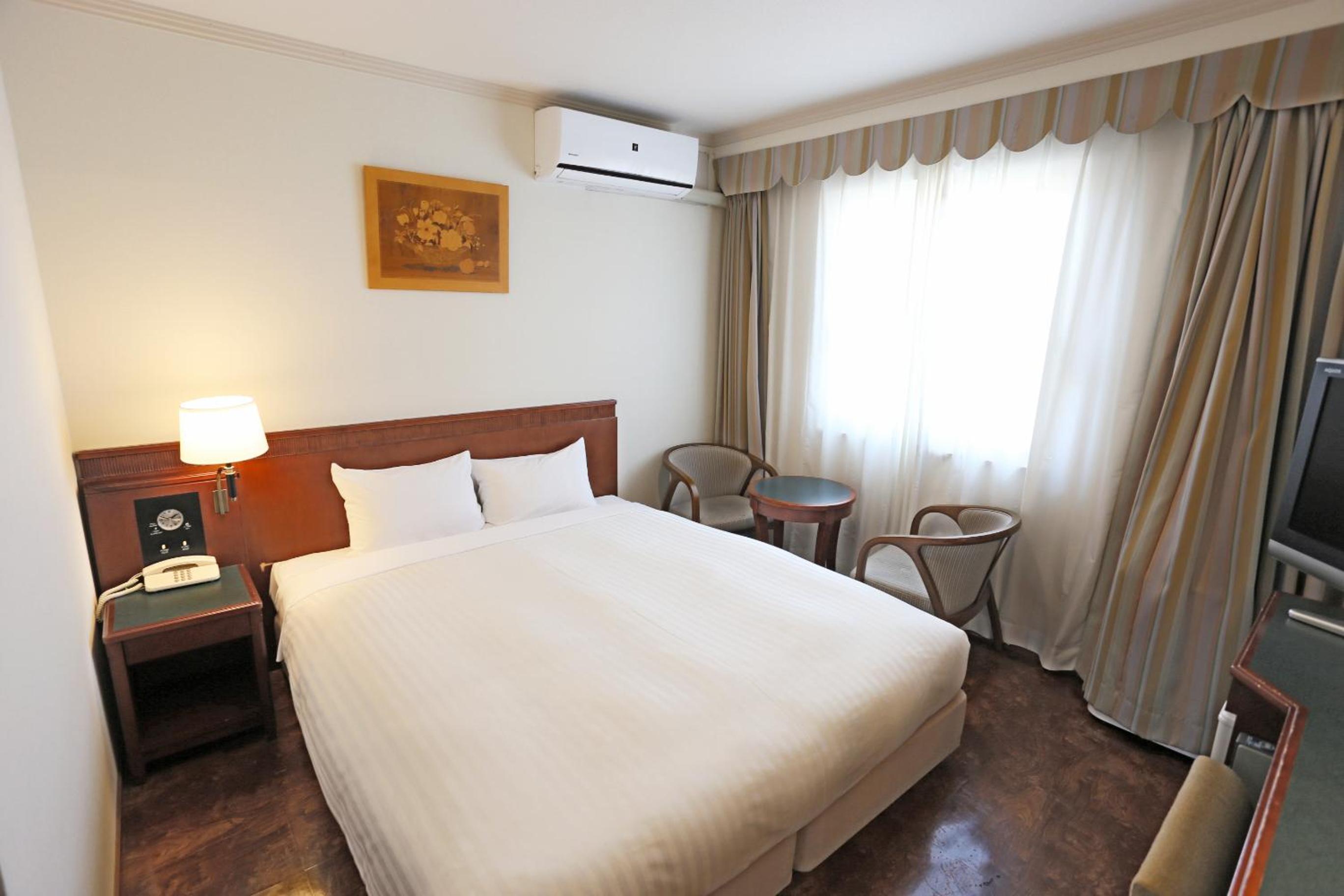 Large Queen Room - Non-Smoking photo 1