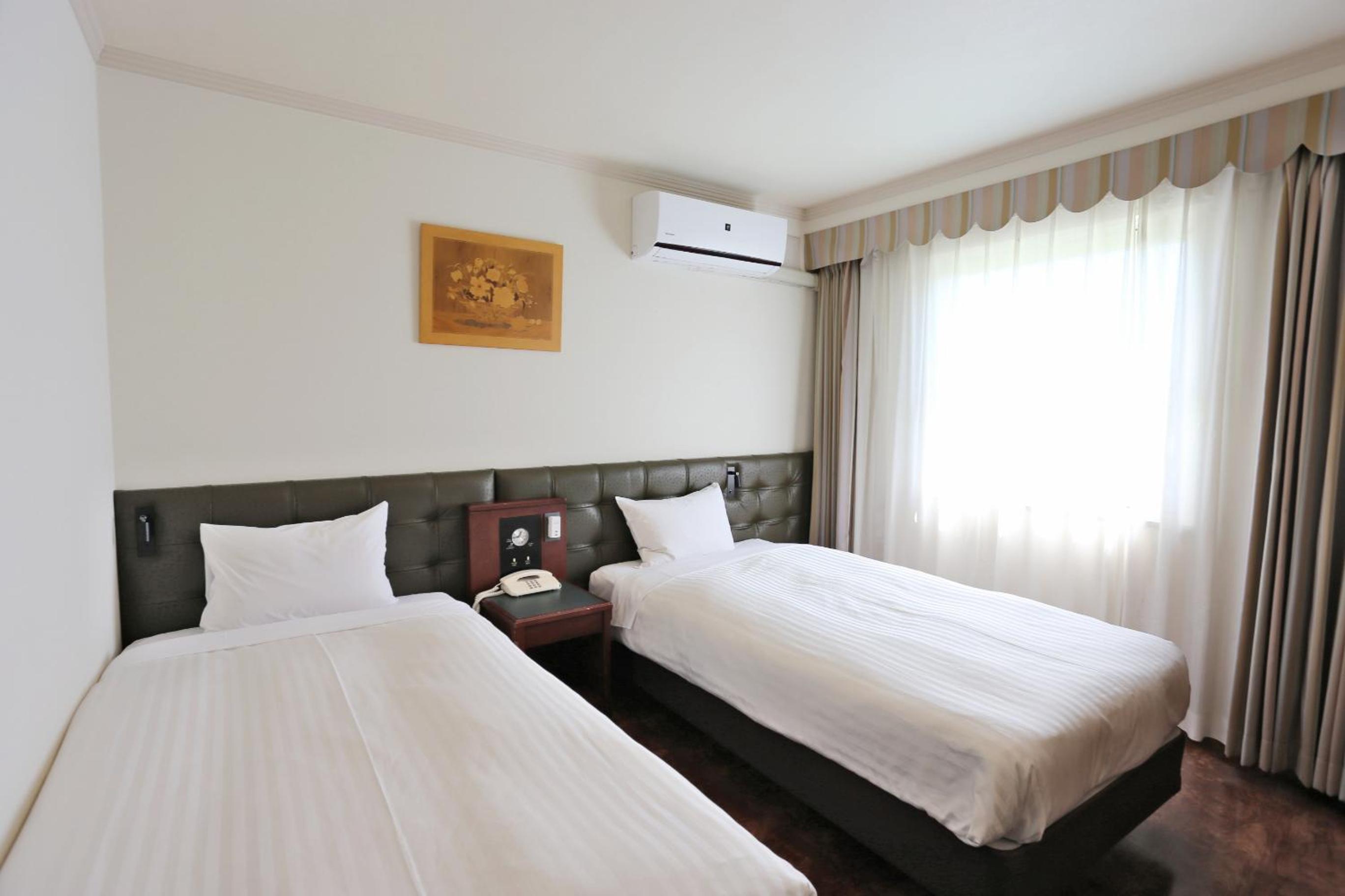 Large Twin Room - Non-Smoking photo 1
