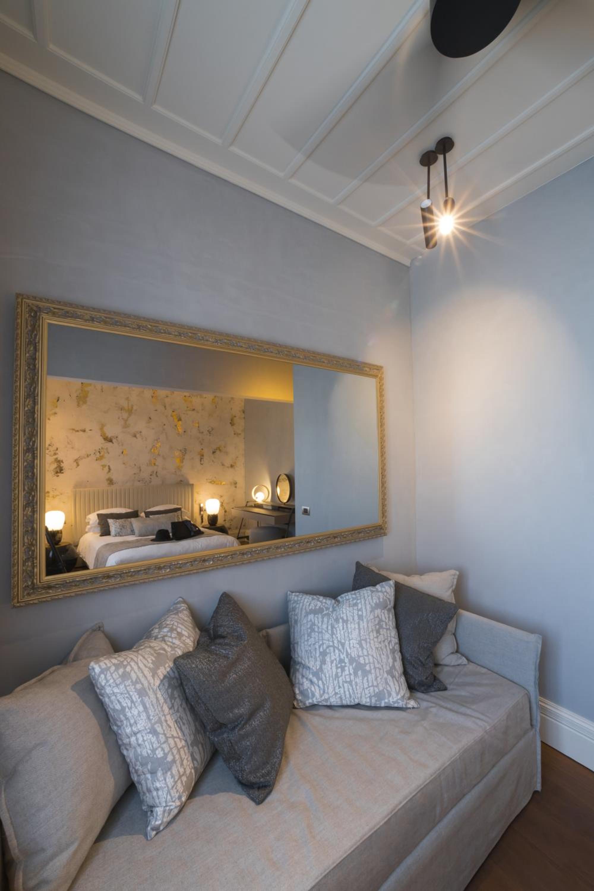 Deluxe Junior Suite - Photo 21