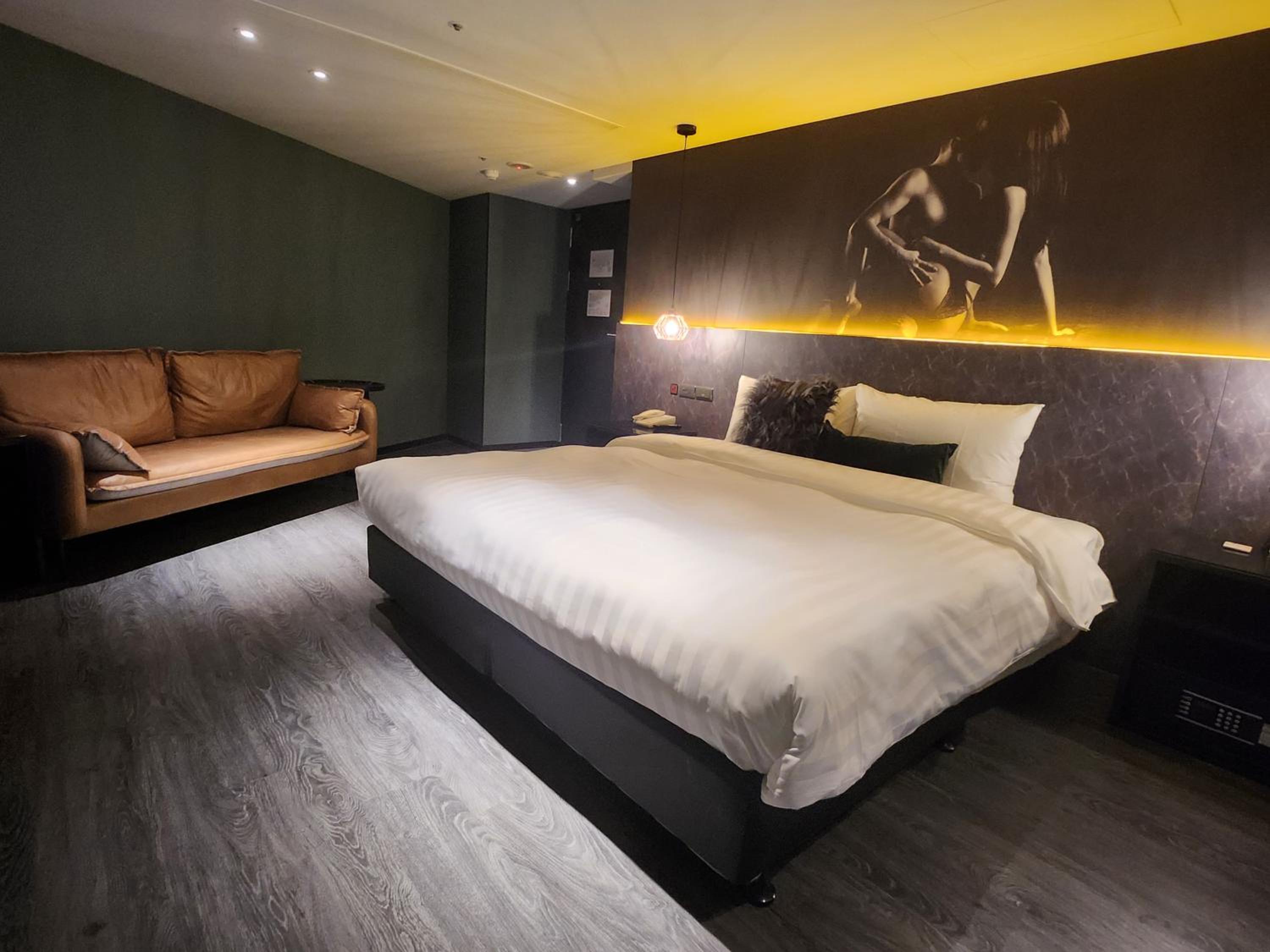 New Year's Eve offer - VIP Love Room without window with Bathtub (Check-in time: 7PM) photo 3