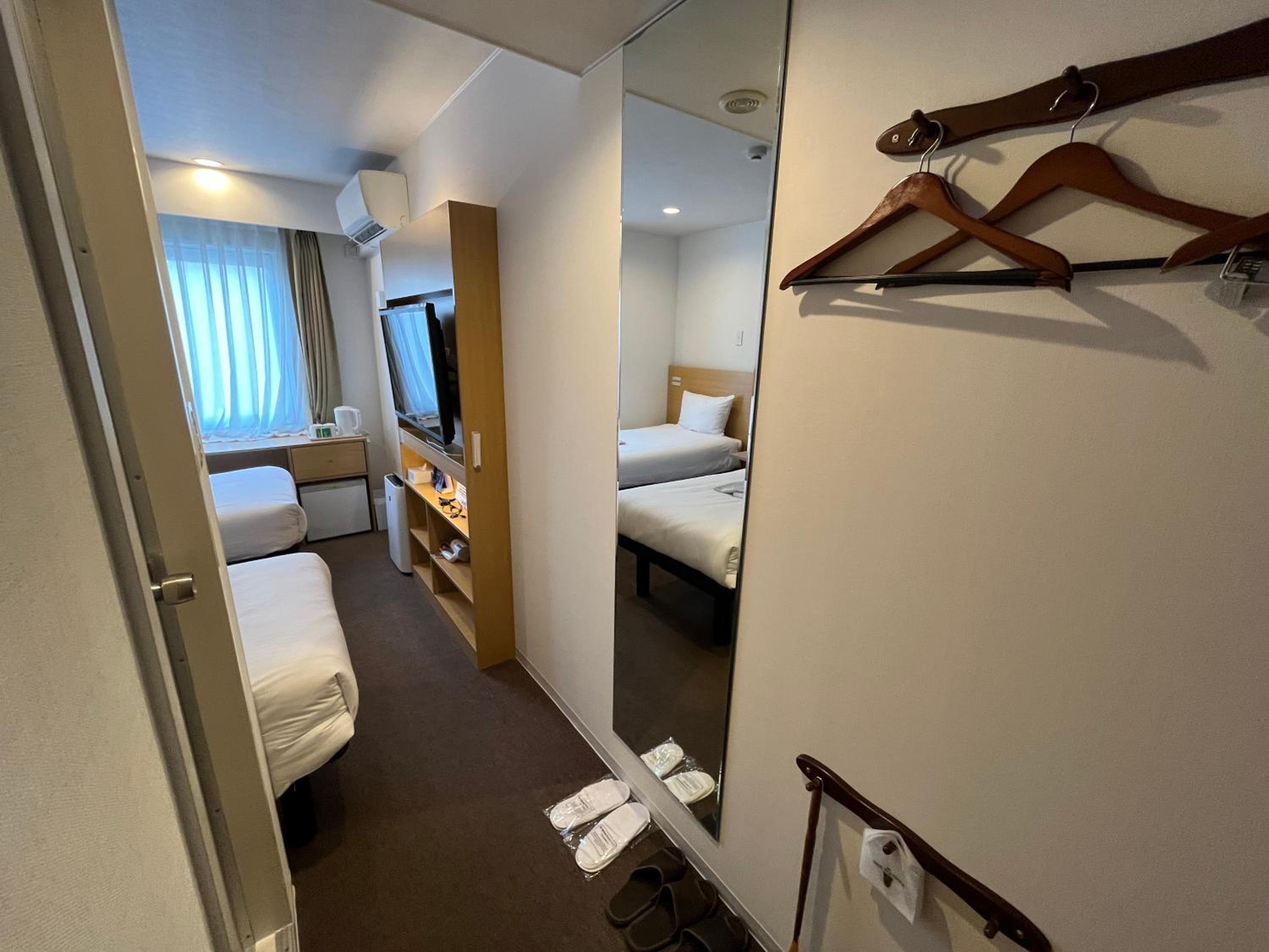 Twin Room - Non-Smoking - Photo 6