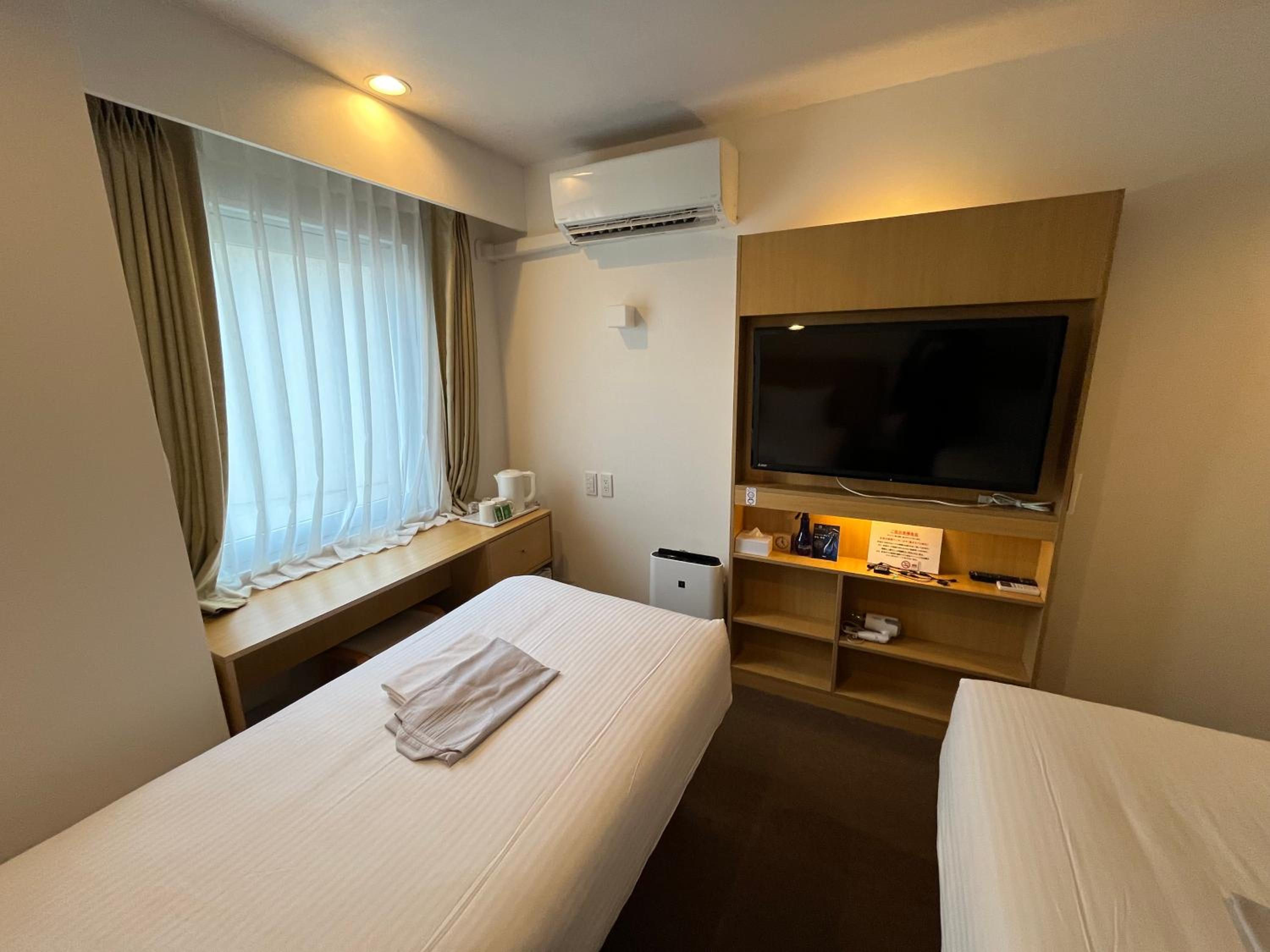 Twin Room - Non-Smoking - Photo 8