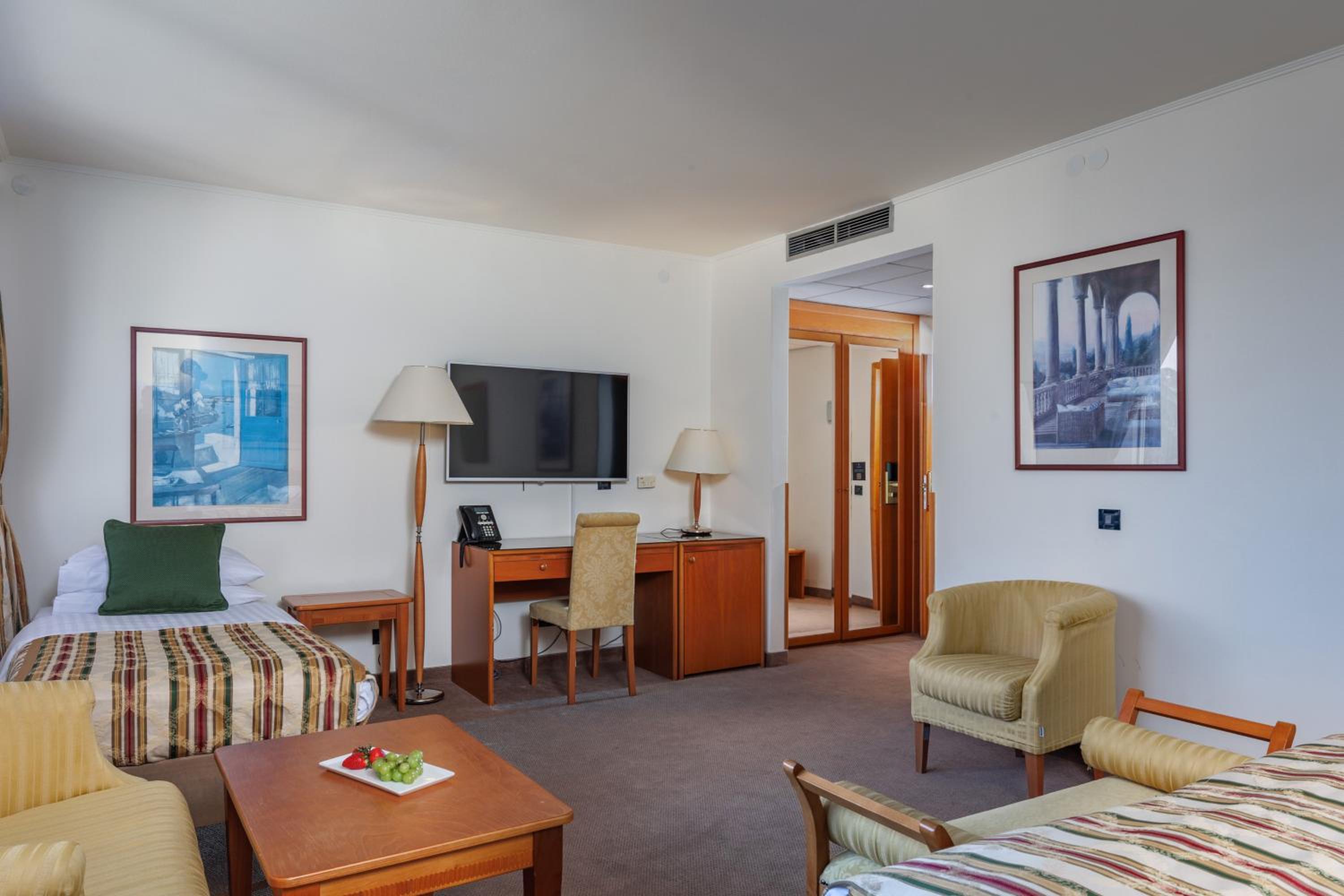 Superior Twin Room with Extra Bed - Photo 4