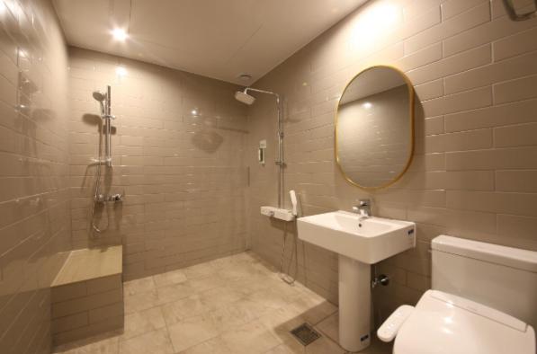 Premium Room - Photo 8