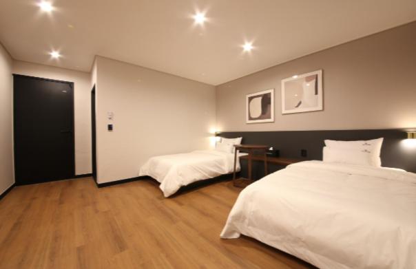 Business Twin Room - Photo 2