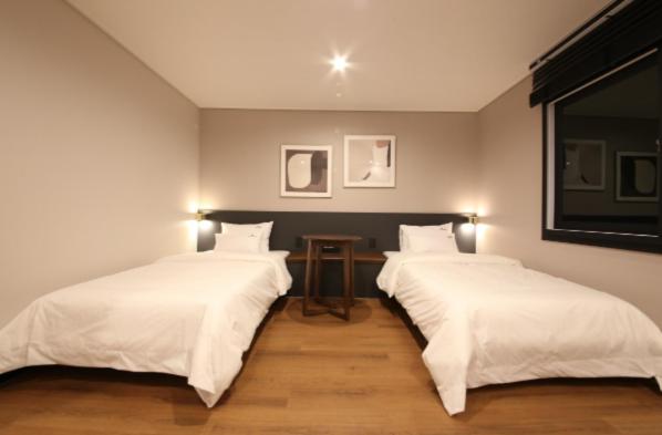 Business Twin Room - Photo 1