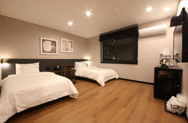 Business Twin Room - Photo 3