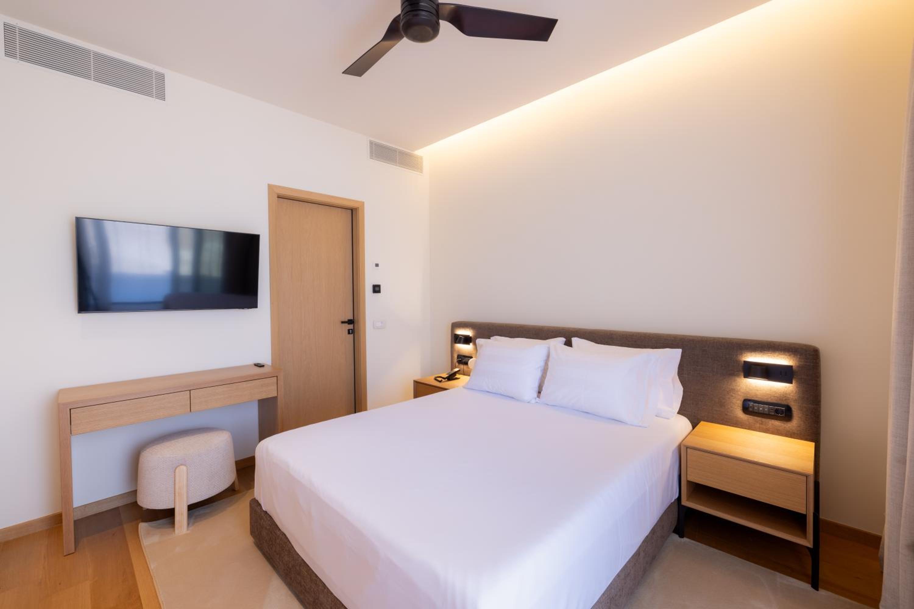 Deluxe Maisonette with Private Pool - Photo 9