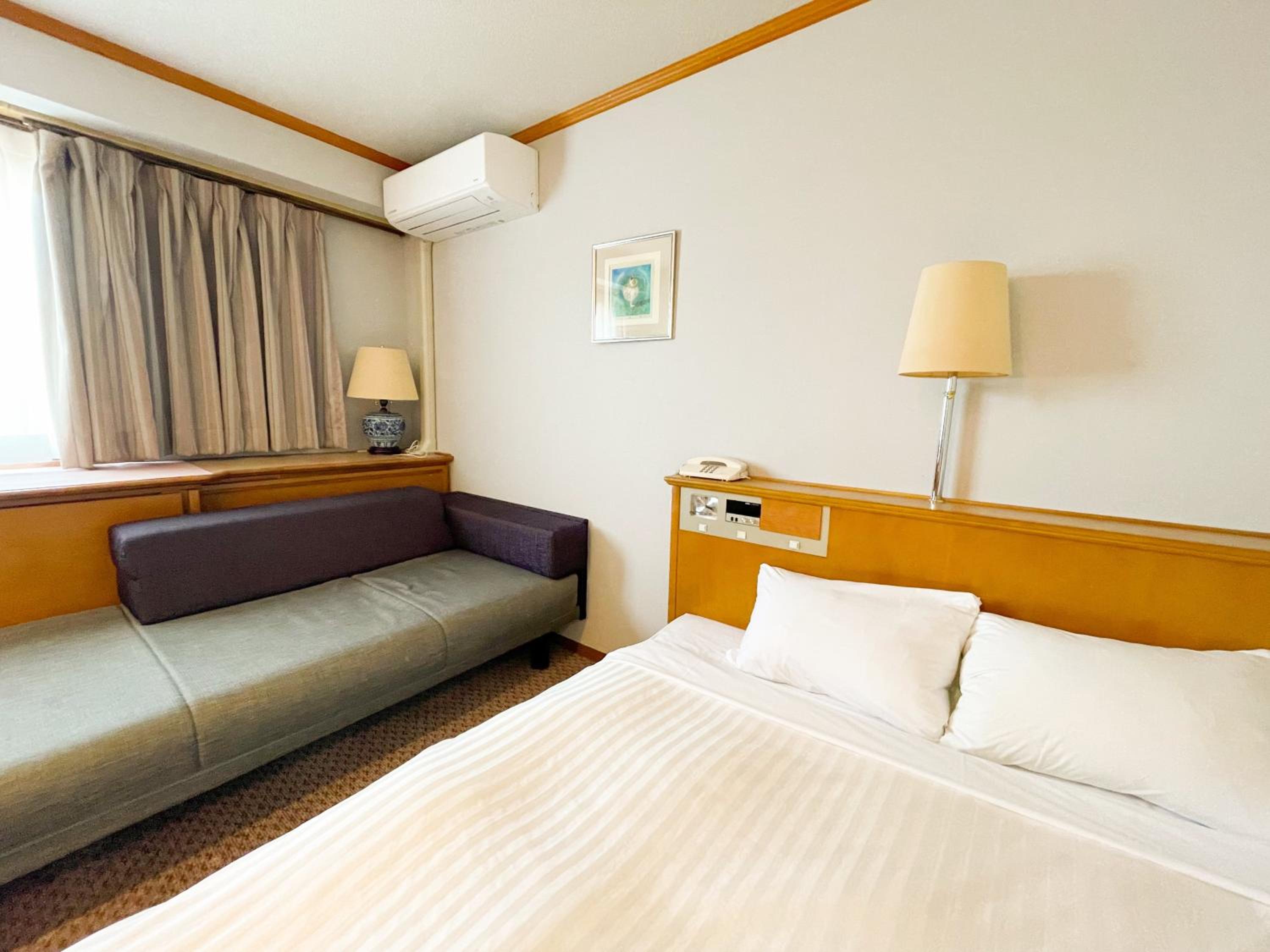 Large Double Room - Smoking - Photo 5
