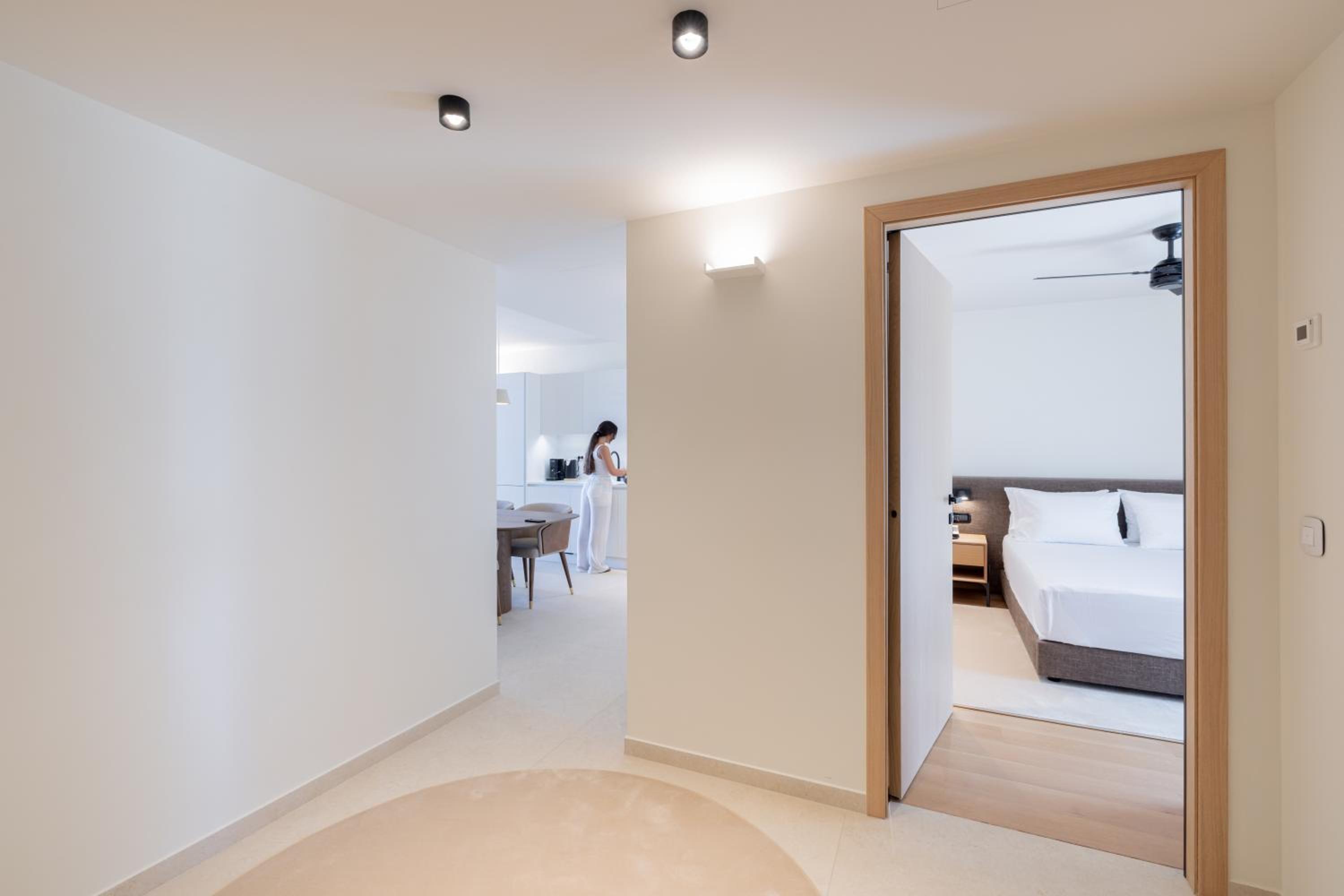 Deluxe Apartment with Sea view and outdoor Hydromassage Bathtub - Photo 8