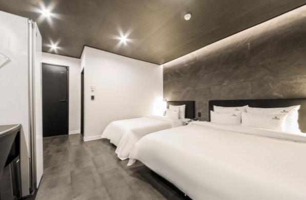 Twin Room - Photo 3