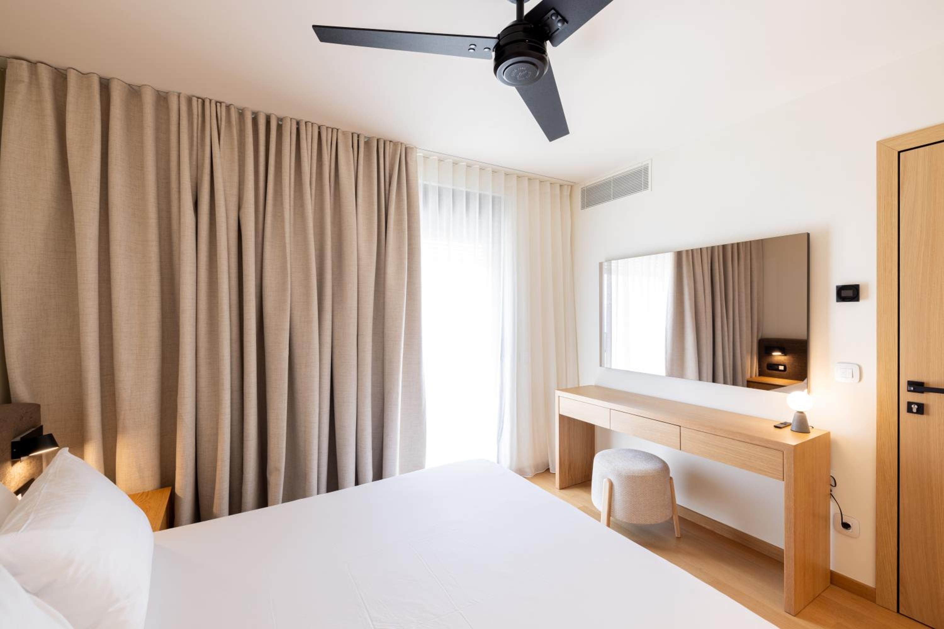Deluxe Apartment with Sea view and outdoor Hydromassage Bathtub - Photo 10