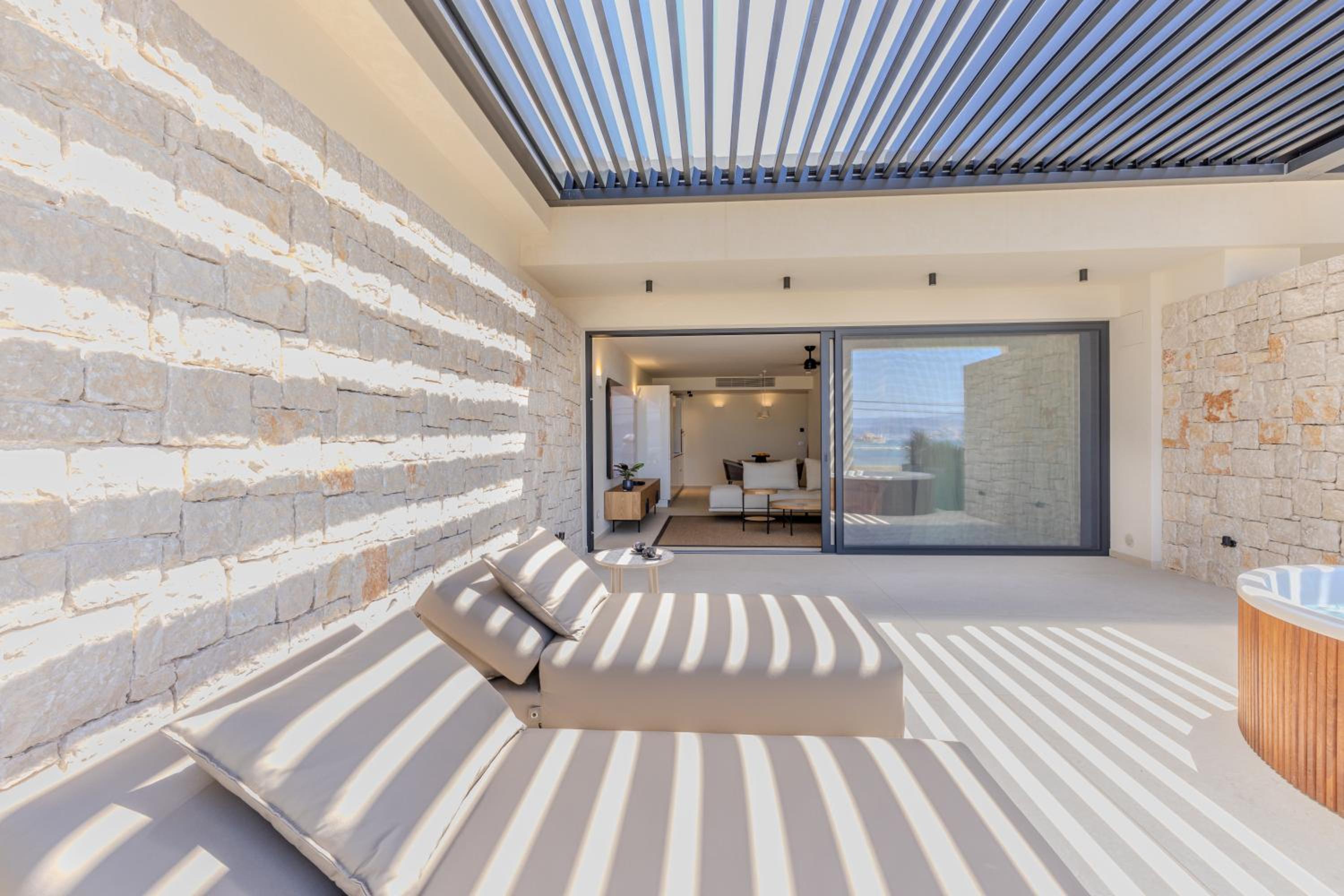 Deluxe Apartment with Sea view and outdoor Hydromassage Bathtub - Photo 13