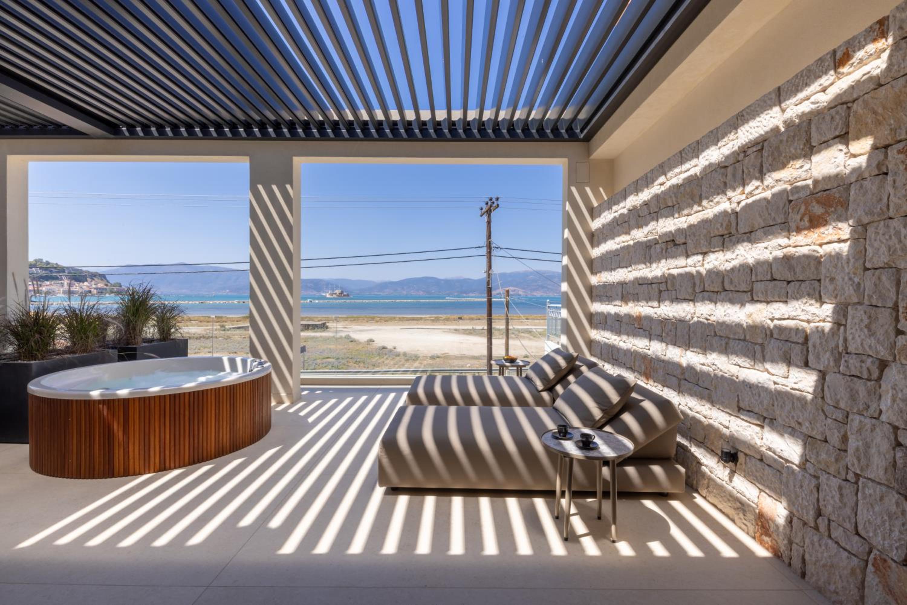 Deluxe Apartment with Sea view and outdoor Hydromassage Bathtub - Photo 4