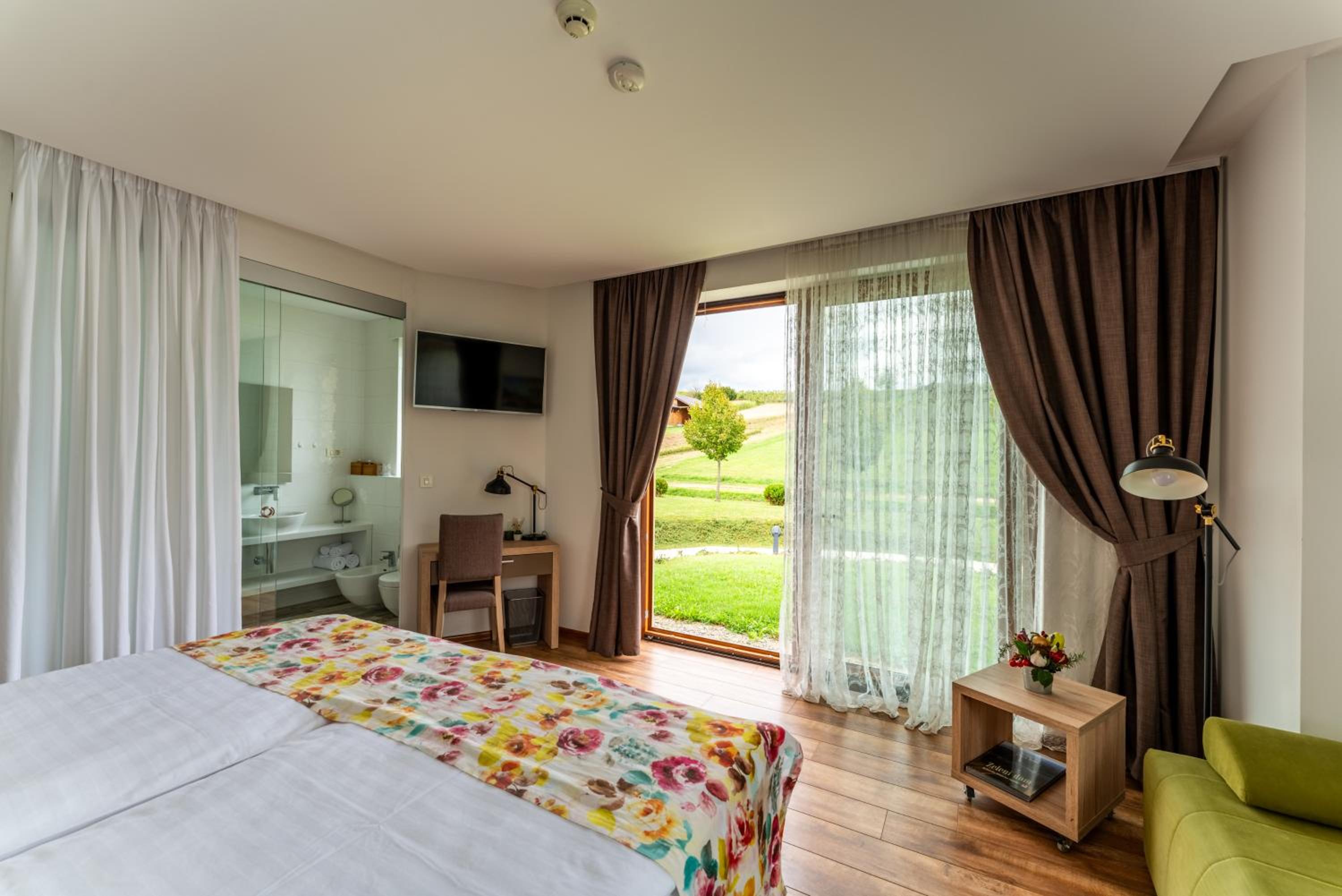 Deluxe Double or Twin Room with Balcony photo 1