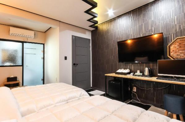 Twin Room - Photo 6