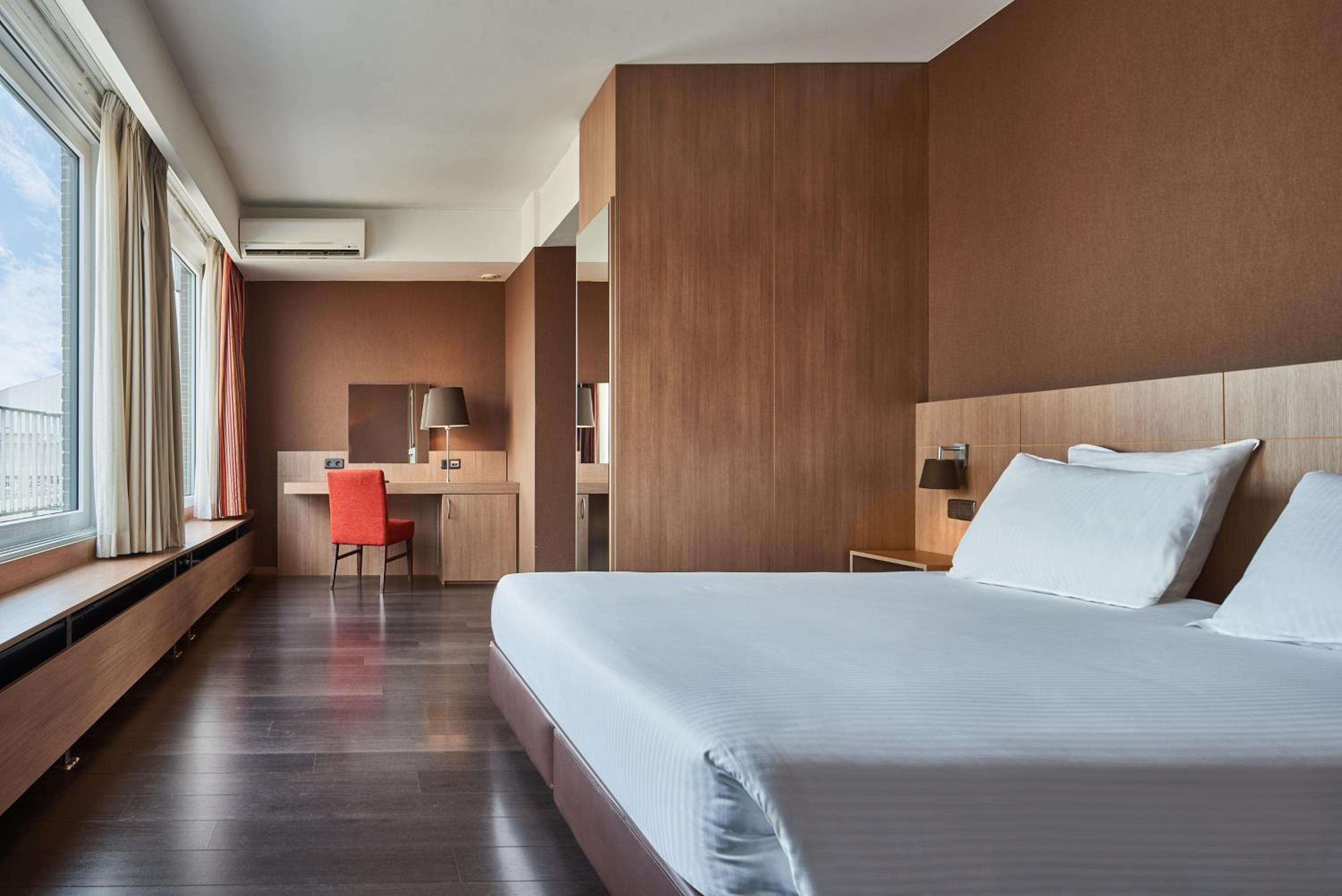 Deluxe Double Room with Balcony - Photo 4