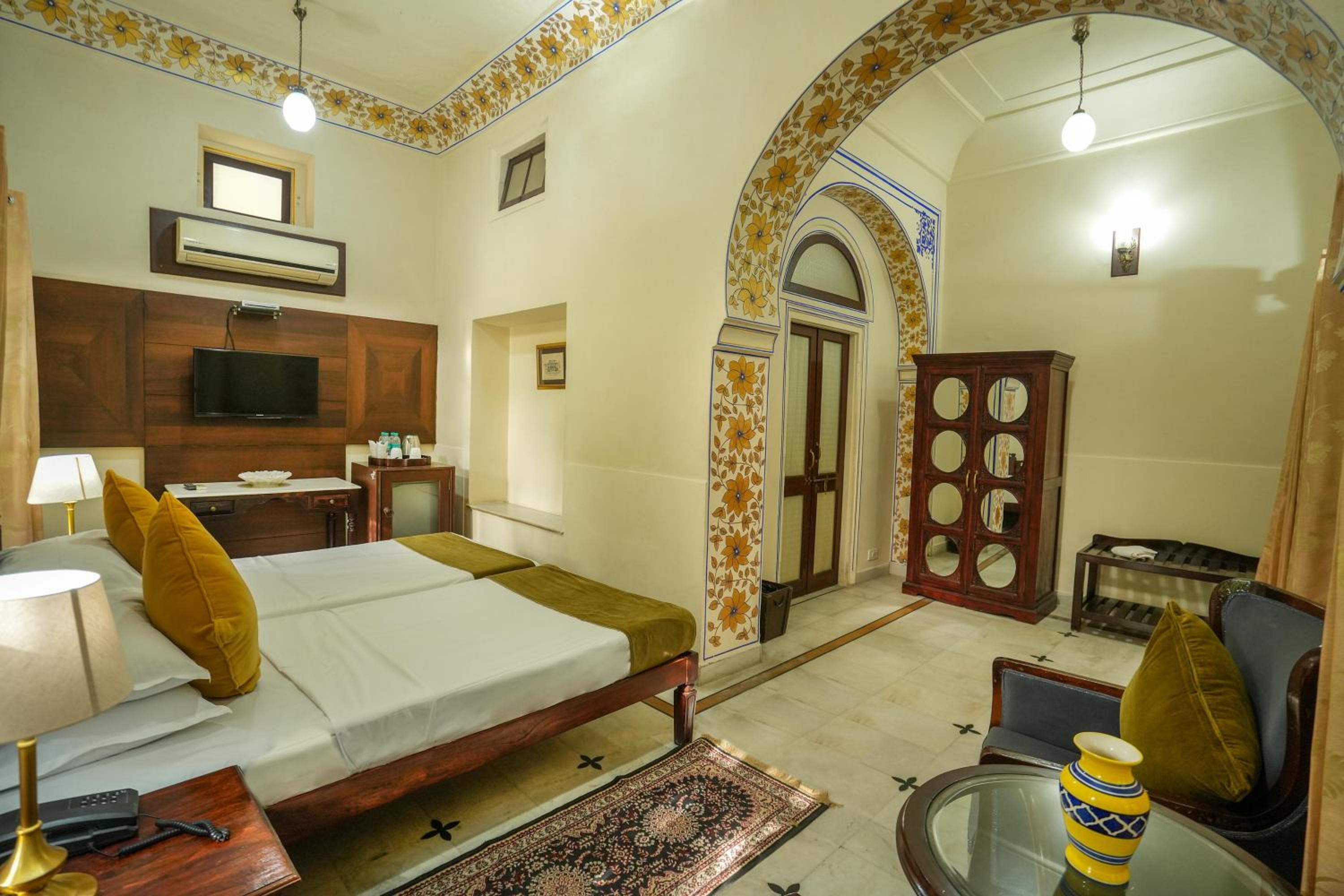 Heritage Deluxe Room: Enjoy Happy Hours with 1+1 offer