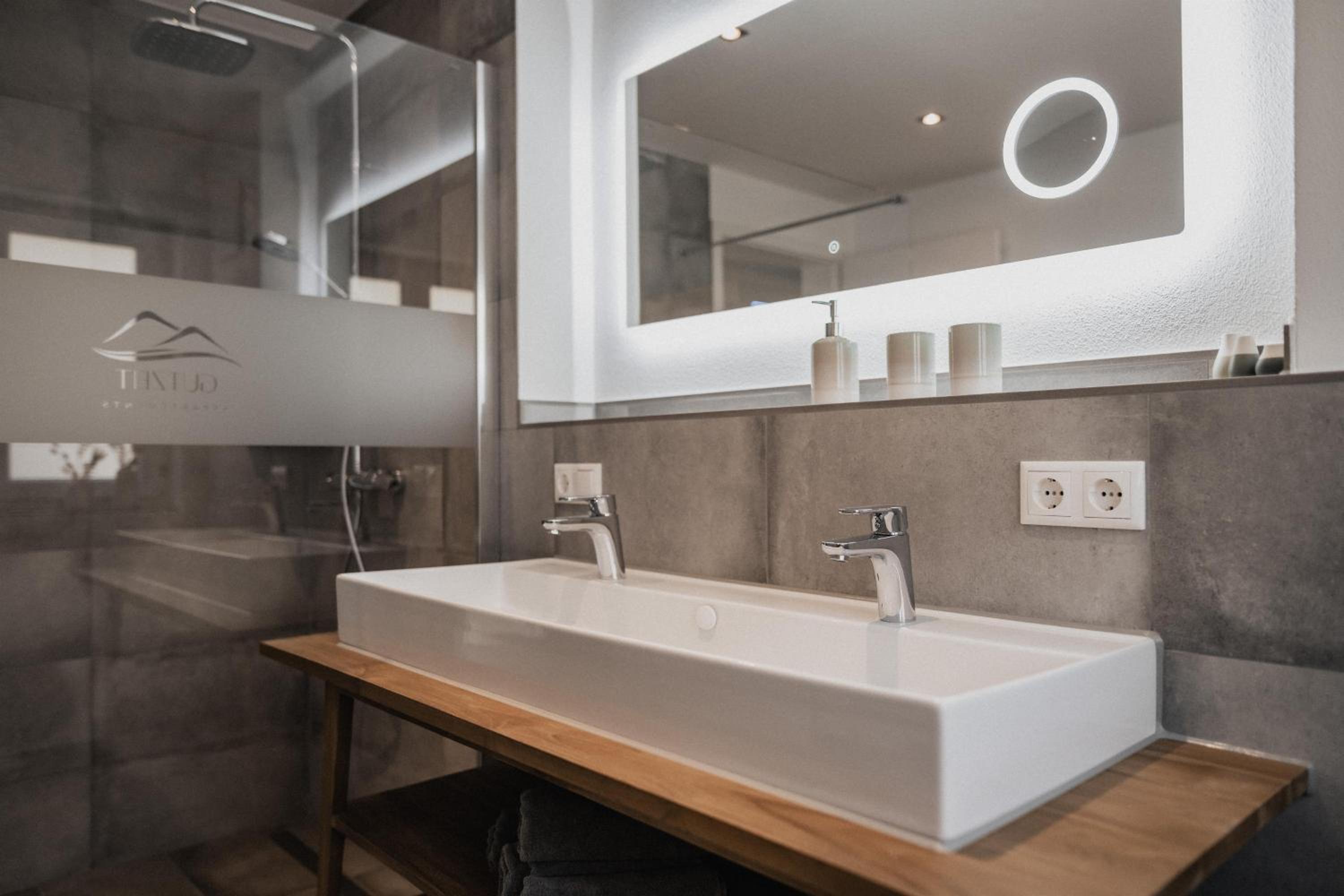 Two-Bedroom Apartment with Shower photo 2
