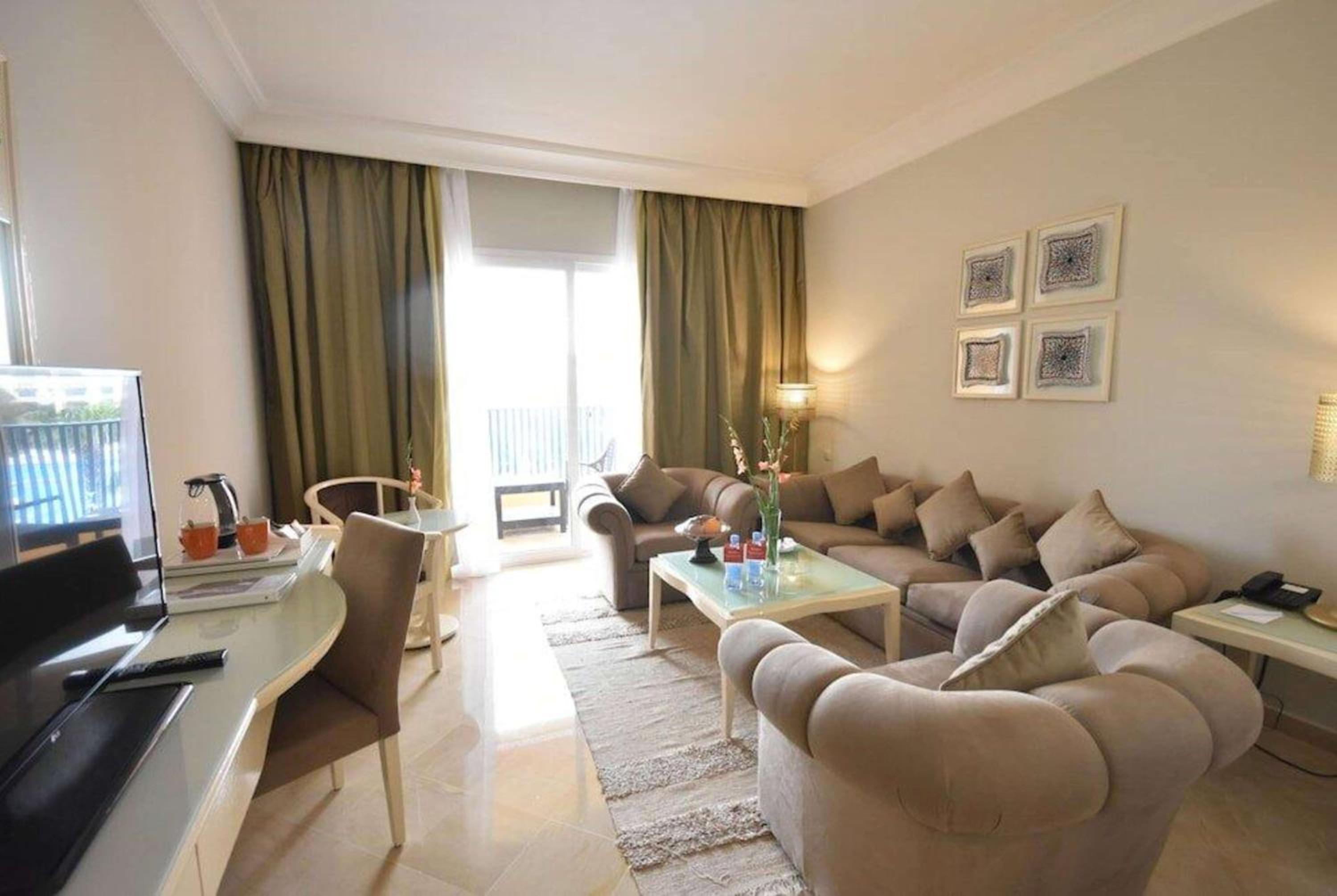 Junior Queen Suite