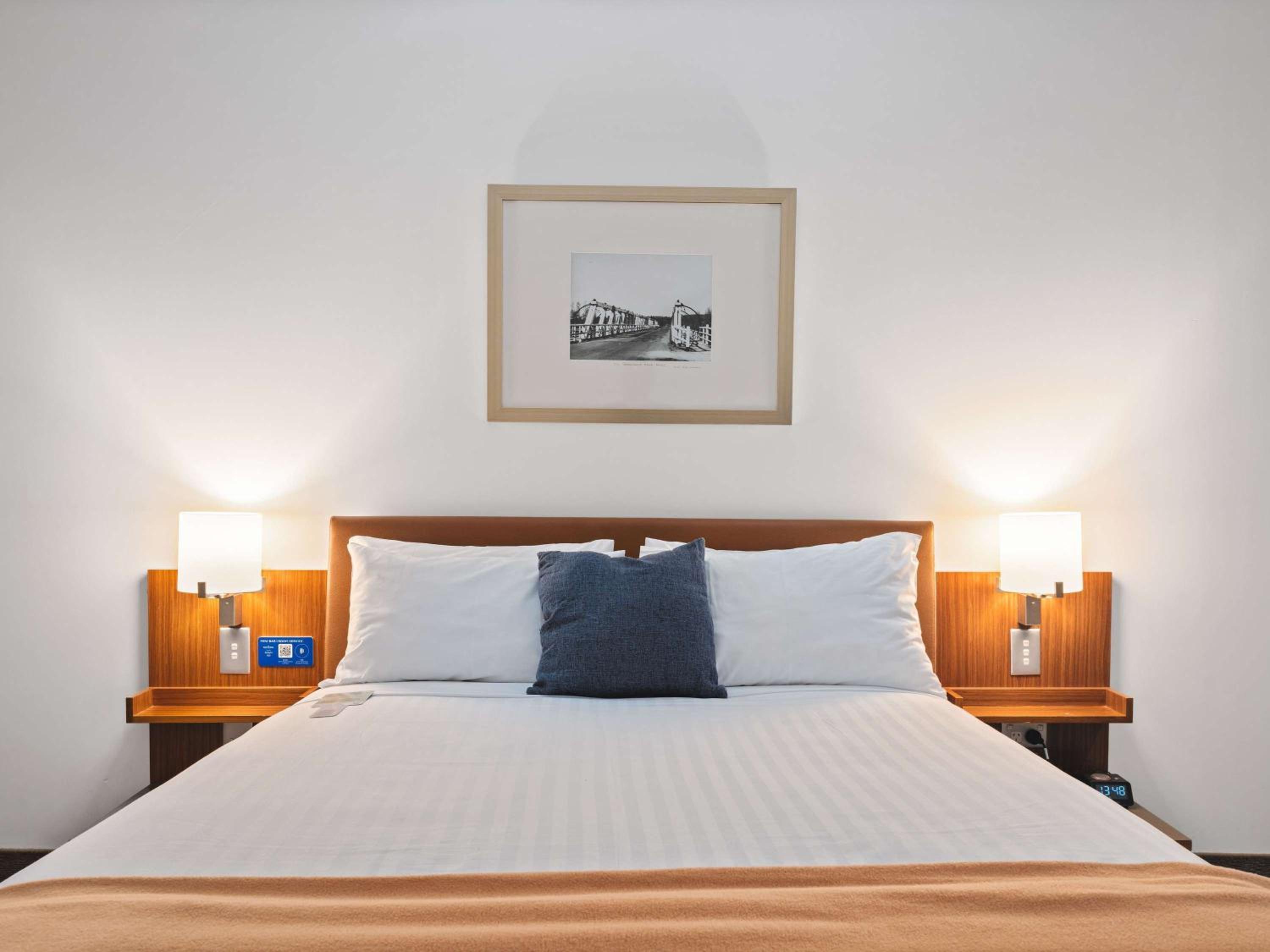Accessible Room with 1 Queen Bed - Photo 4