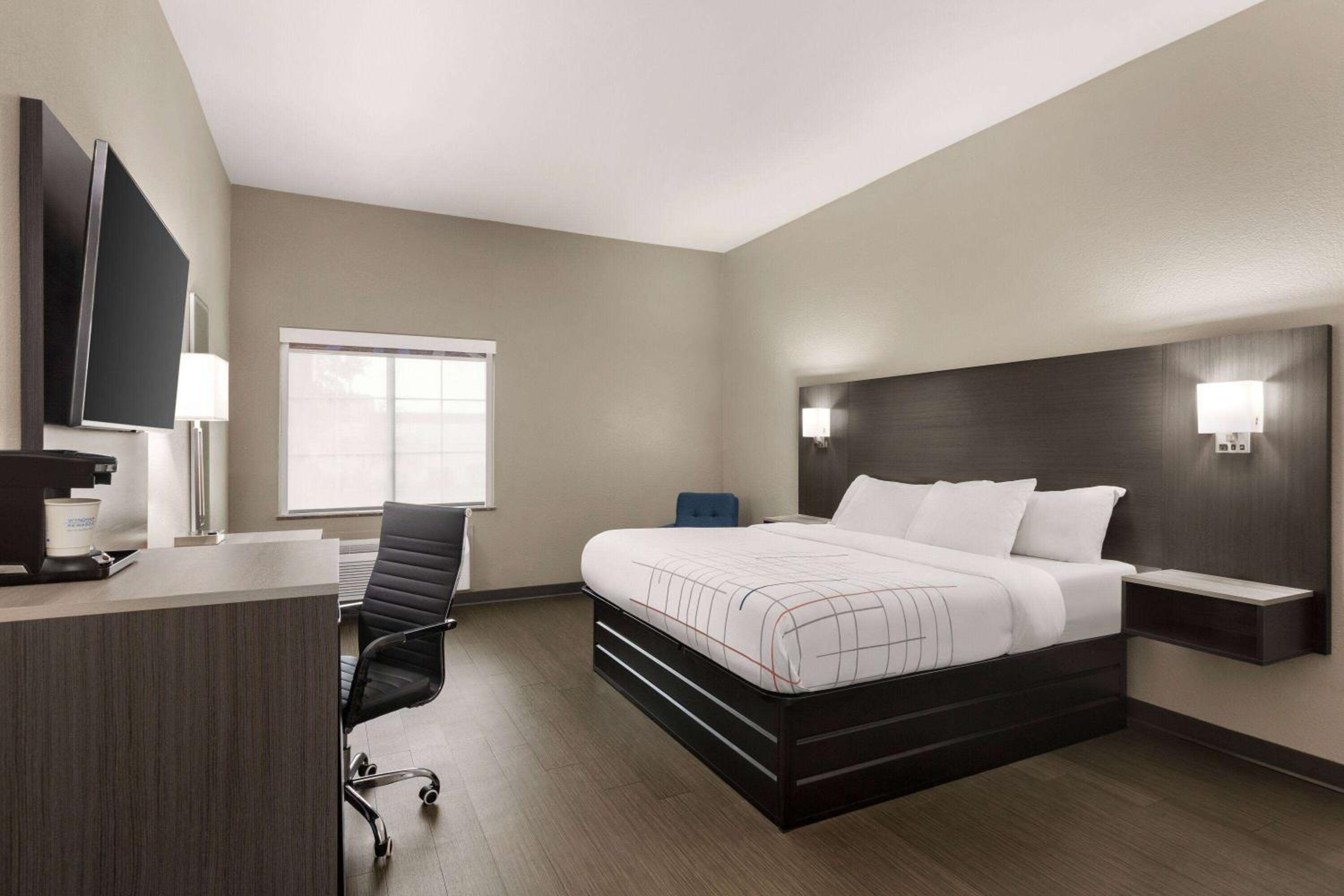 King Room with Bath Tub - Mobility Accessible/Non-Smoking - Photo 1