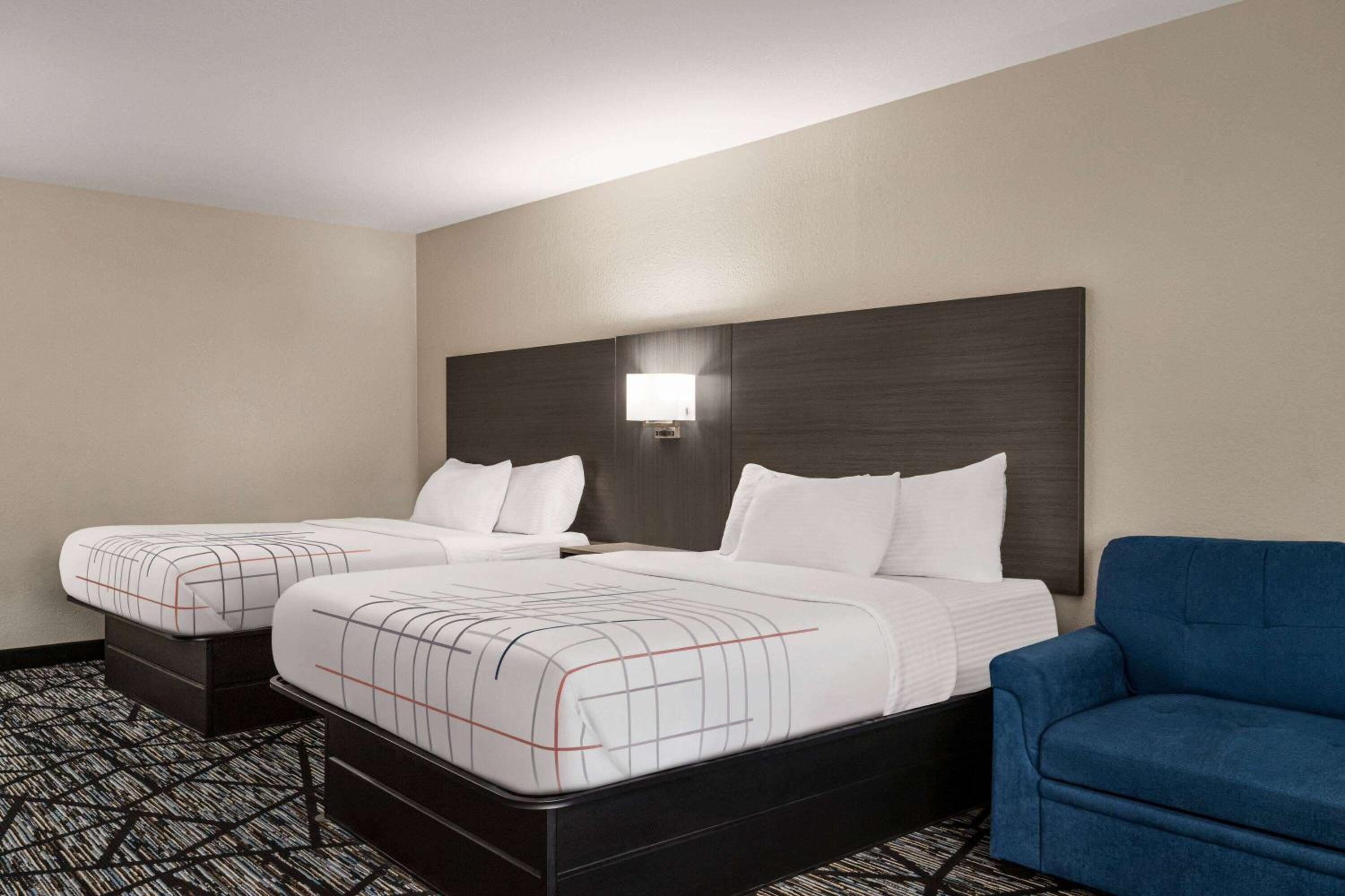 Queen Room with Two Queen Beds and Bath Tub - Mobility Accessible/Non-Smoking - Photo 2