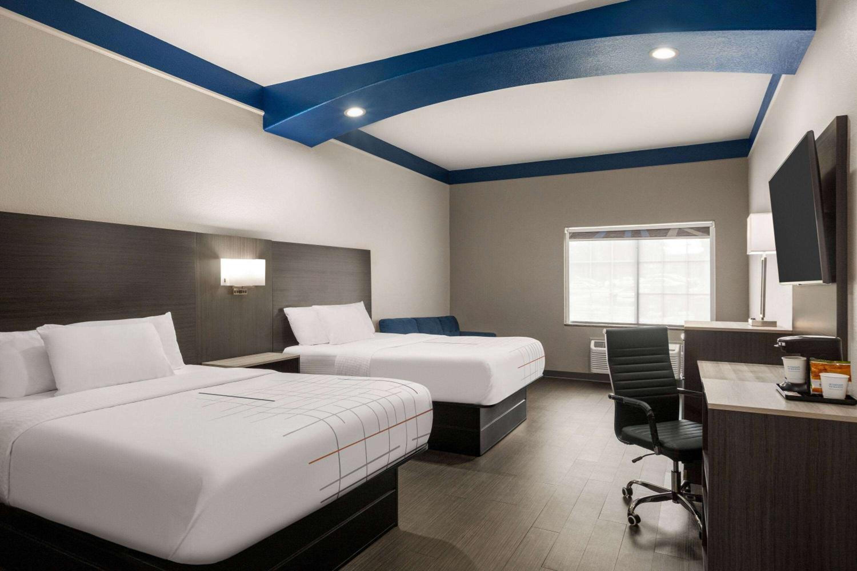 Deluxe Queen Room with Two Queen Beds and Roll-In shower - Mobility Accessible/Non-Smoking - Photo 2