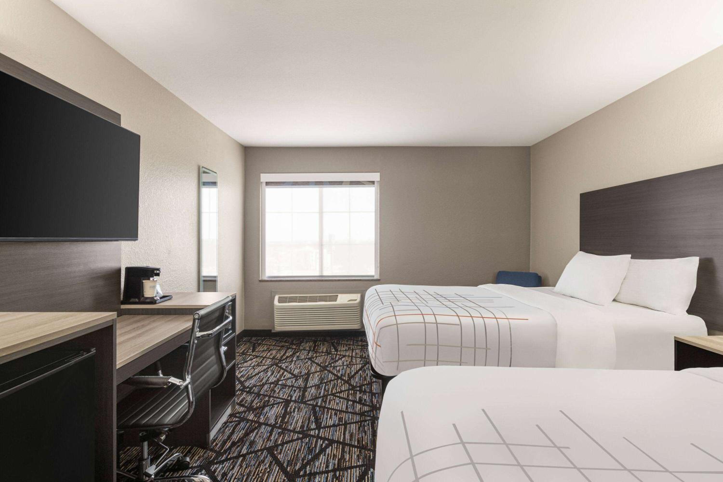 Deluxe Queen Room with Two Queen Beds - Photo 3