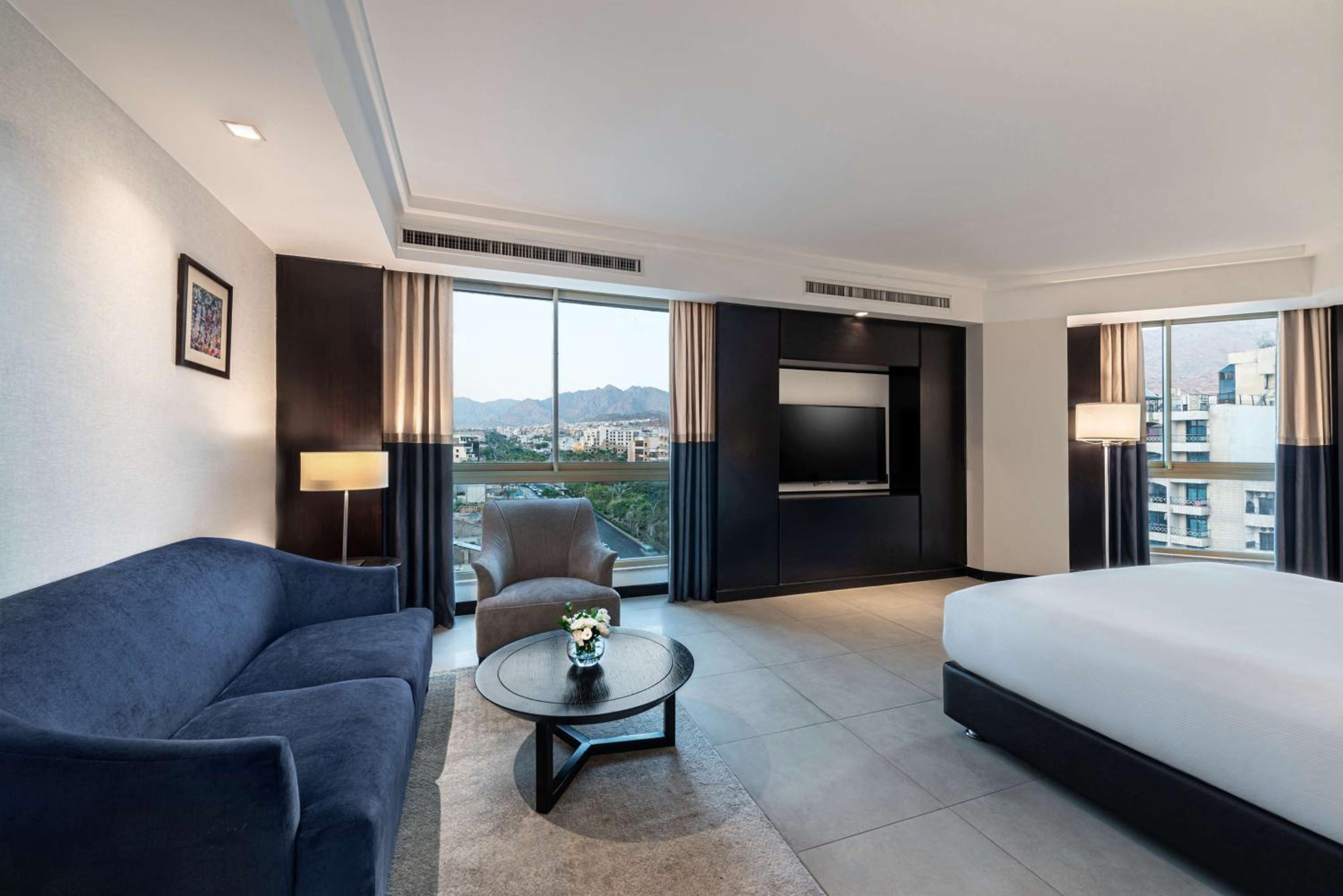 Deluxe King Room photo 2
