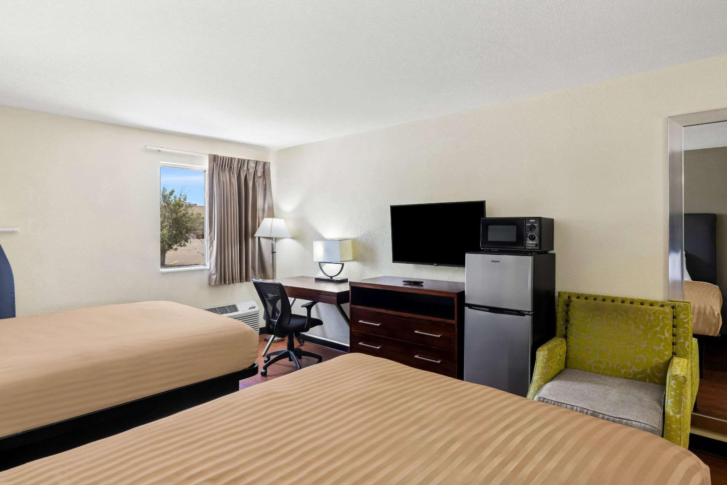 Queen Room with Two Queen Beds - Non-Smoking photo 3