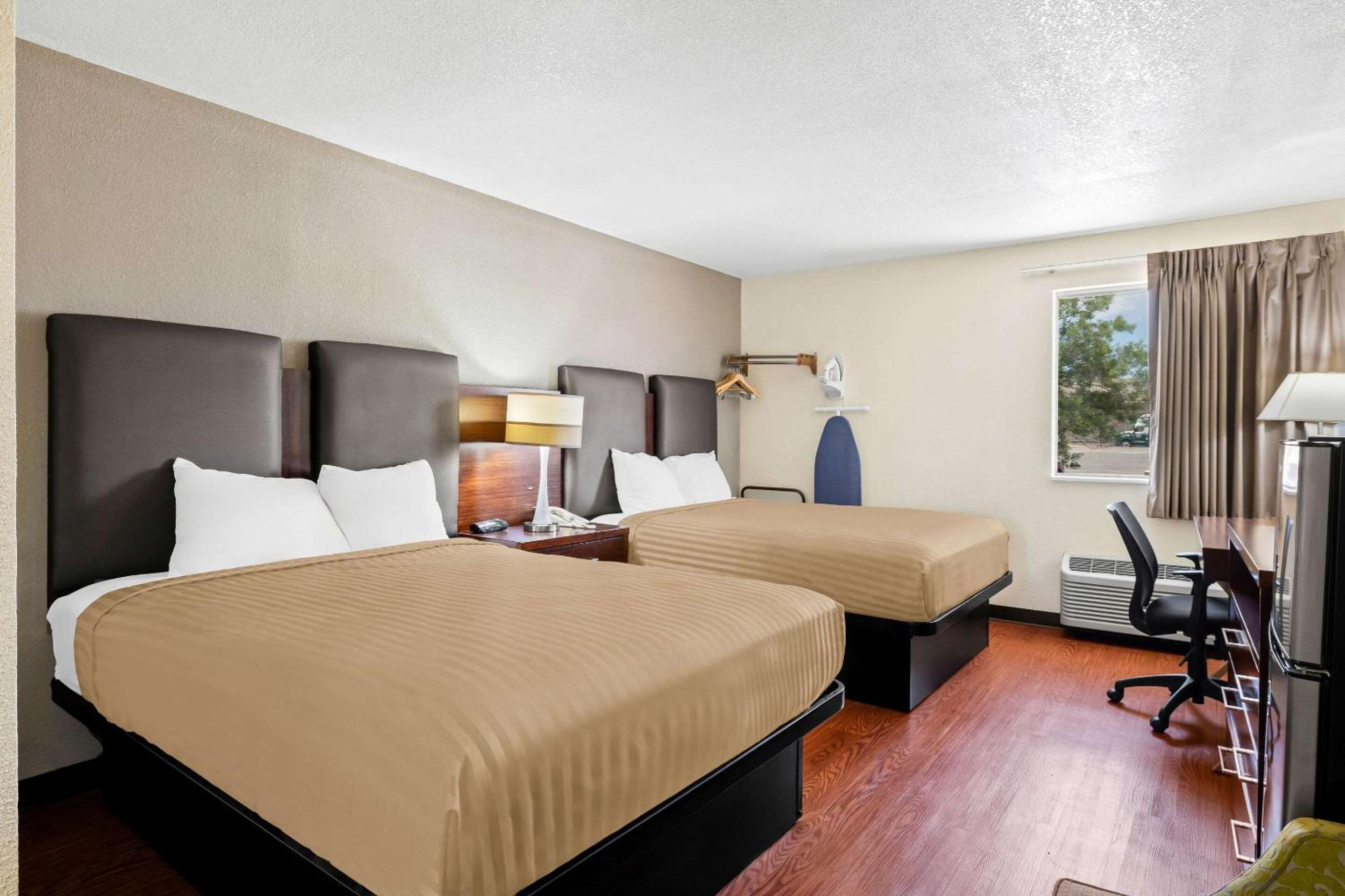 Queen Room with Two Queen Beds - Non-Smoking photo 1