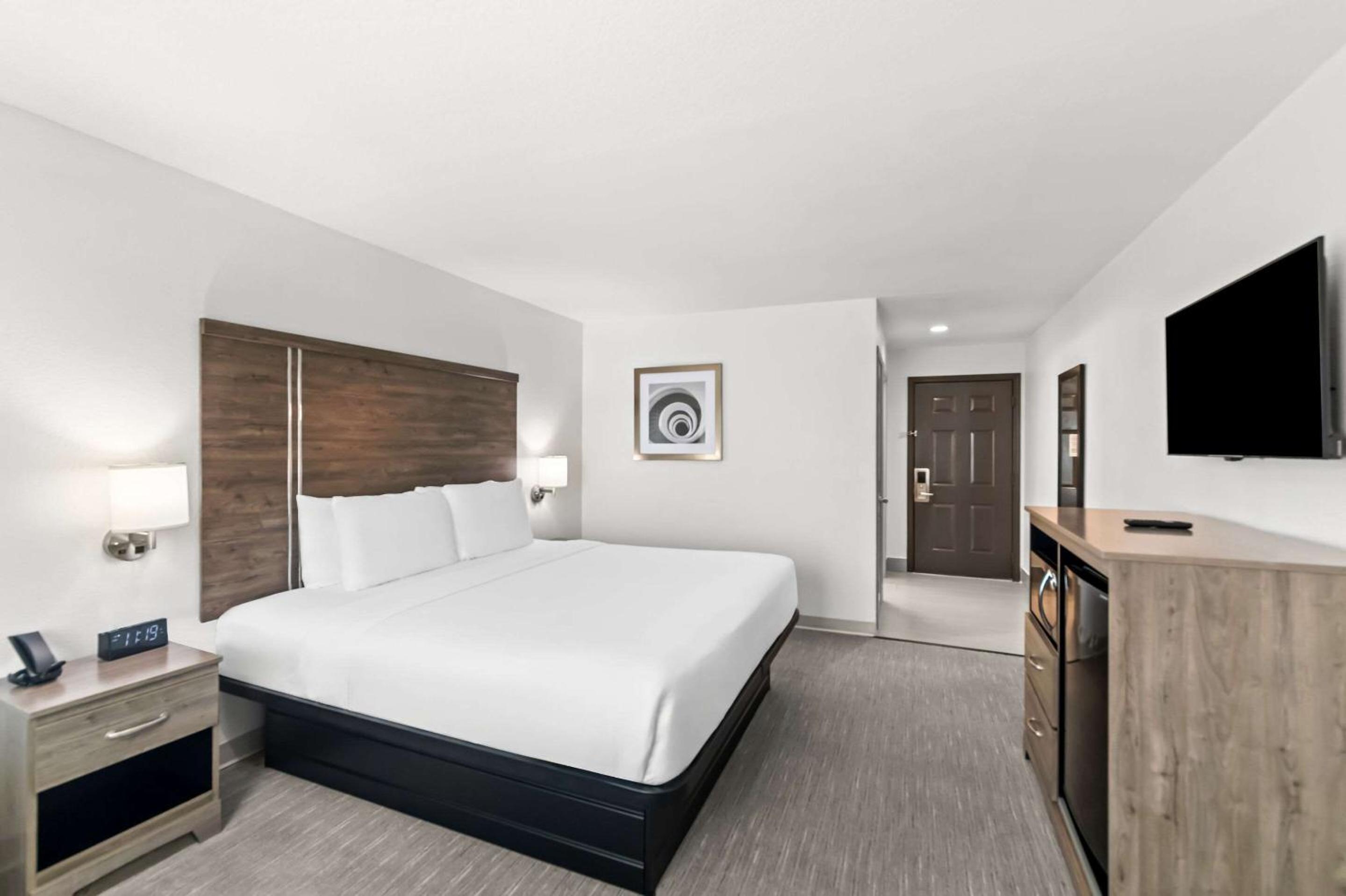 King Room - Non-Smoking - Photo 4